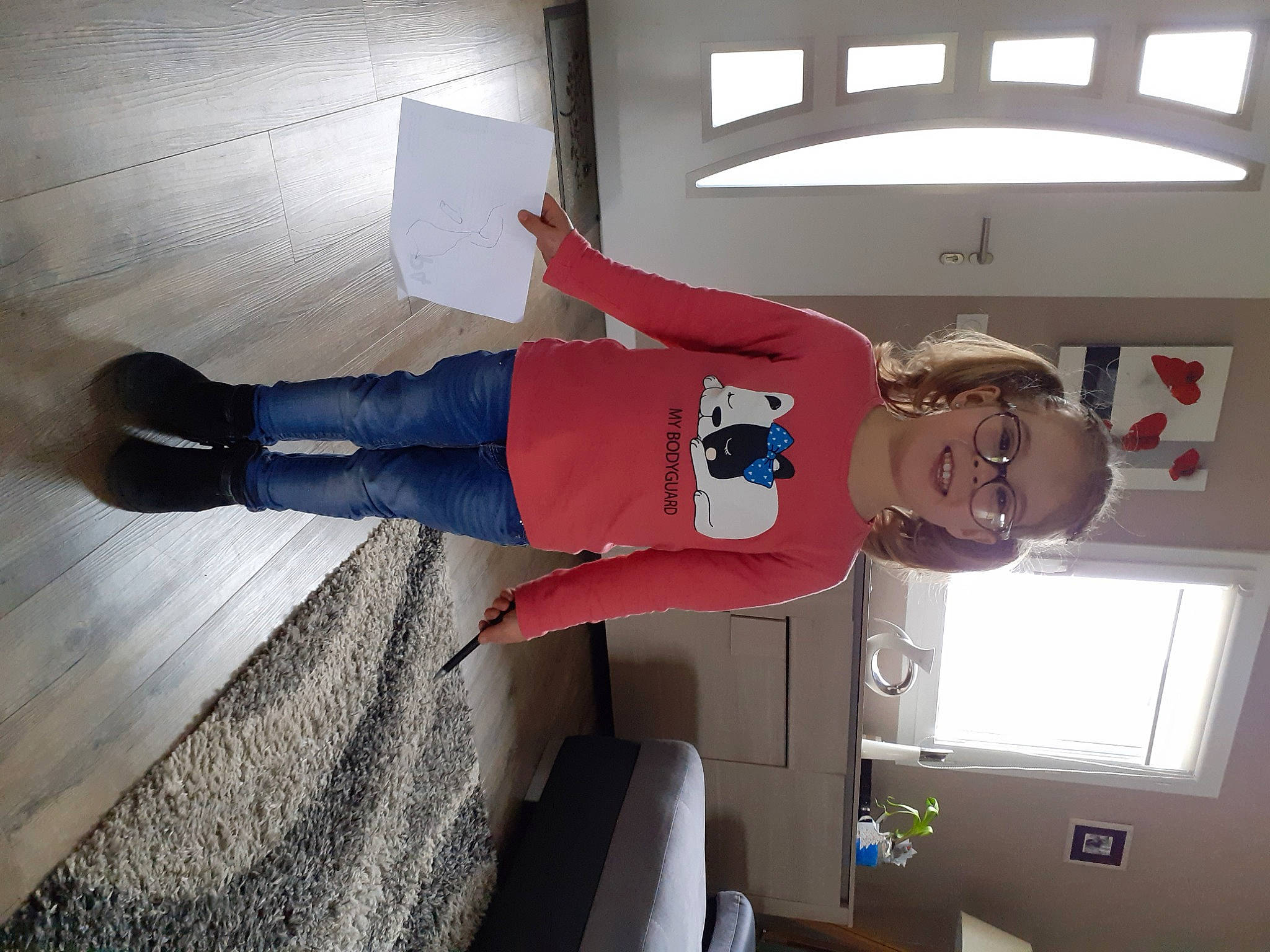 Tiphaine participe au concours pour gagner de l'argent avec cette photo : boot, carmine, ceiling, comfort, elbow, flooring, fun, hardwood, hat, human_leg, joy, knee, outdoor_shoe, person, plant, room, sportswear, t_shirt, thigh, walking_shoe