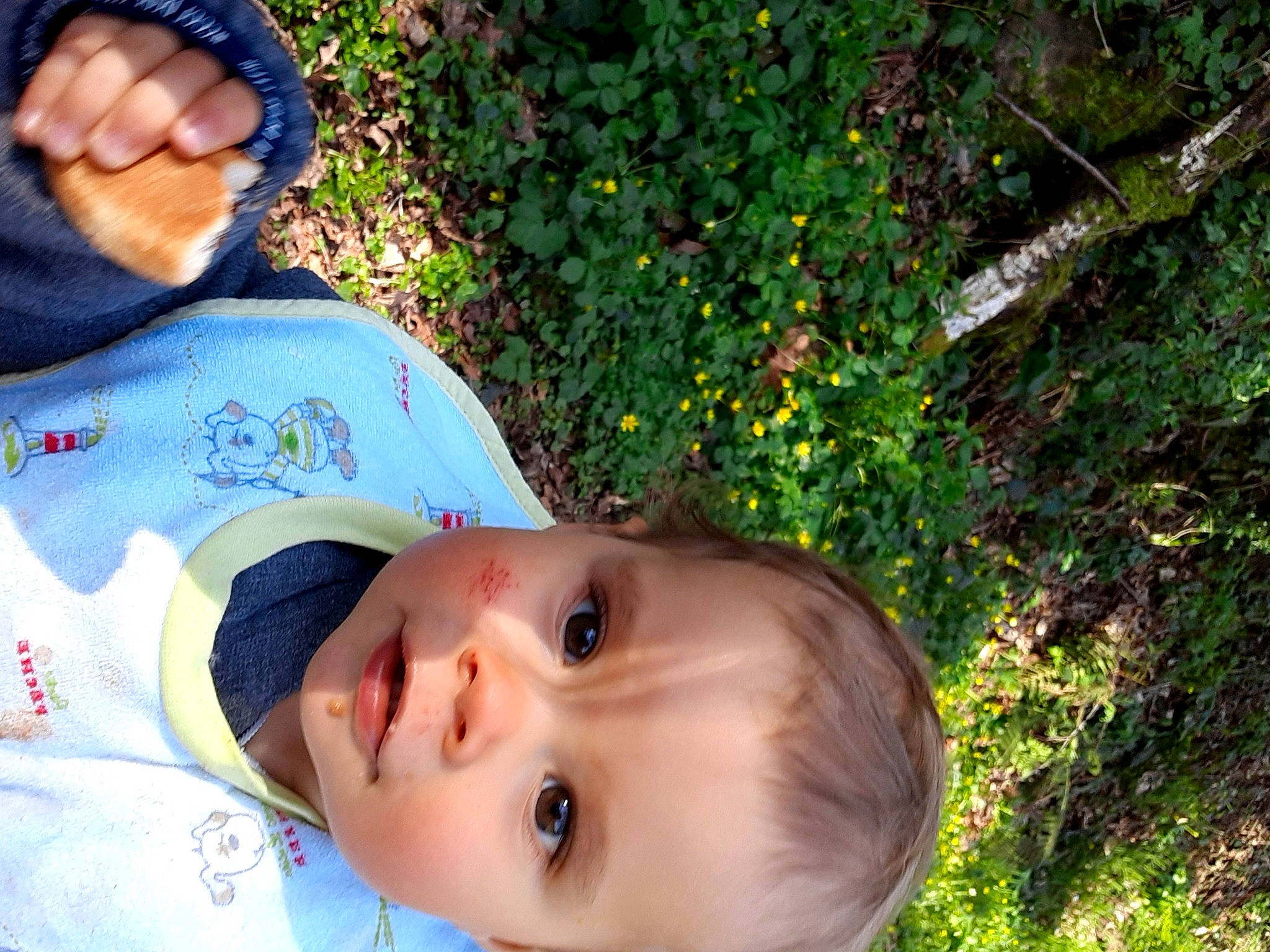 Mathéo participe au concours pour gagner de l'argent avec cette photo : baby, baby_toddler_clothing, barefoot, child, face, foot, fun, grass, happy, hat, human_leg, leaf, leisure, nose, people_in_nature, person, plant, skin, spring, toddler