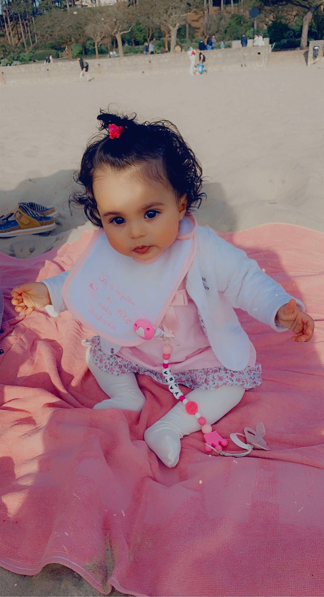 Yara participe au concours pour gagner de l'argent avec cette photo : arm, baby, baby_toddler_clothing, cheek, child, dress, fun, grass, hand, happy, head, iris, lip, magenta, person, pink, sitting, skin, sleeve, textile