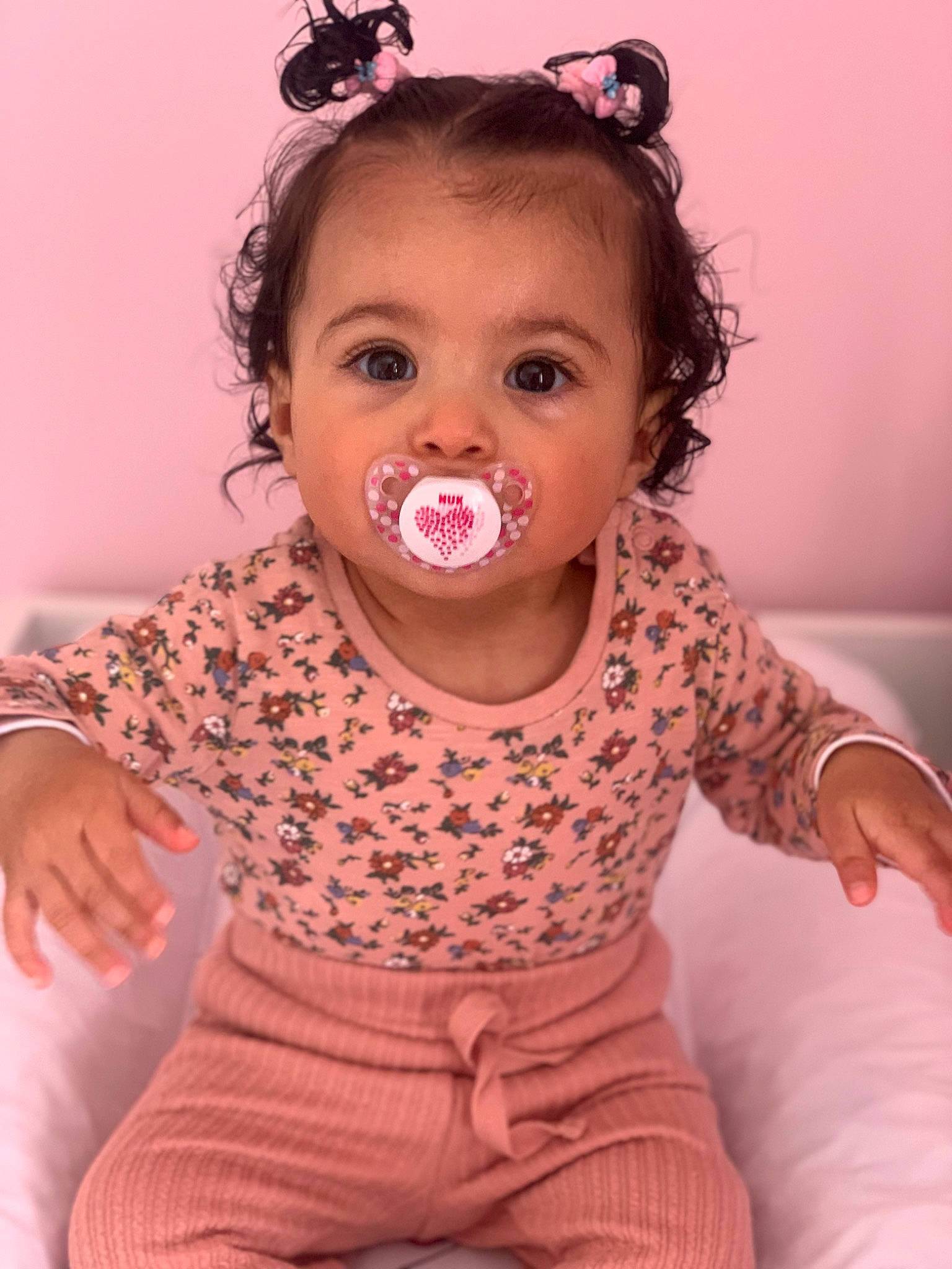 Yara a rejoint le concours — aidez-le/la à gagner de superbes lots ! arm, baby_toddler_clothing, cheek, chin, dress, ear, eye, eyebrow, eyelash, face, facial_expression, hairstyle, head, lip, mouth, neck, nose, organ, person, skin