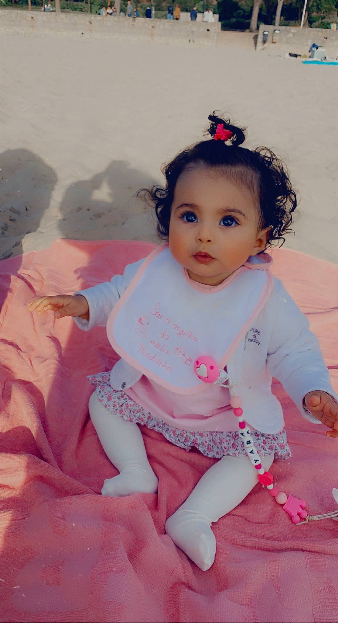 Yara a rejoint le concours — aidez-le/la à gagner de superbes lots ! baby_toddler_clothing, cheek, chin, dress, eyebrow, eyelash, face, facial_expression, finger, hairstyle, happy, head, iris, lip, neck, person, pink, skin, sleeve, textile