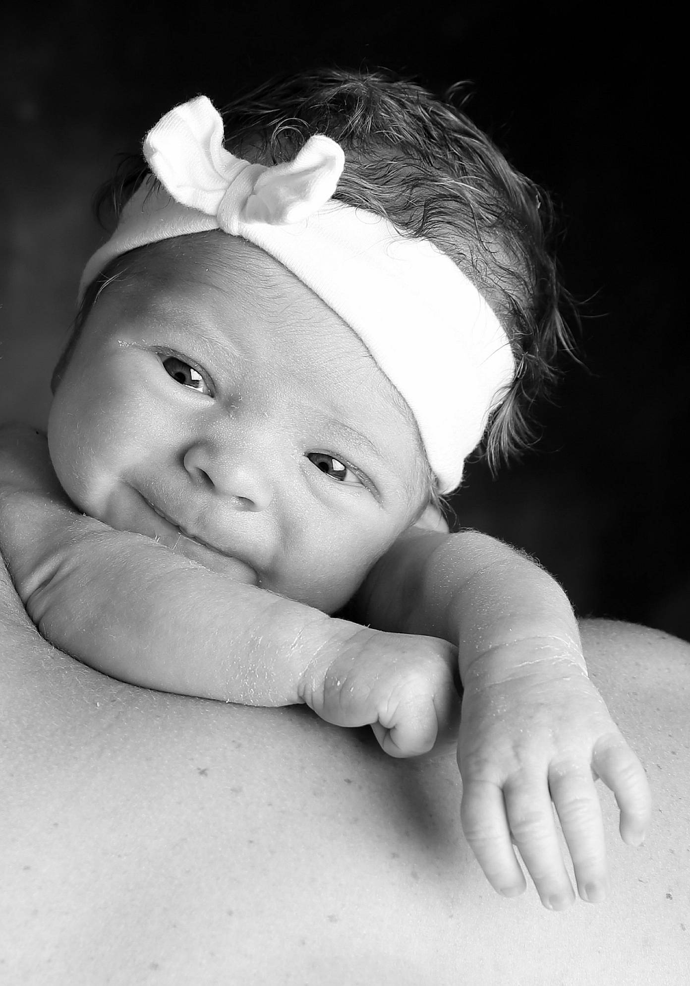 Maëlys a rejoint le concours — aidez-le/la à gagner de superbes lots ! arm, baby, black_and_white, cheek, child, eye, face, hand, head, headwear, lip, monochrome, monochrome_photography, person, photograph, photography, portrait_photography, skin, smile, snapshot
