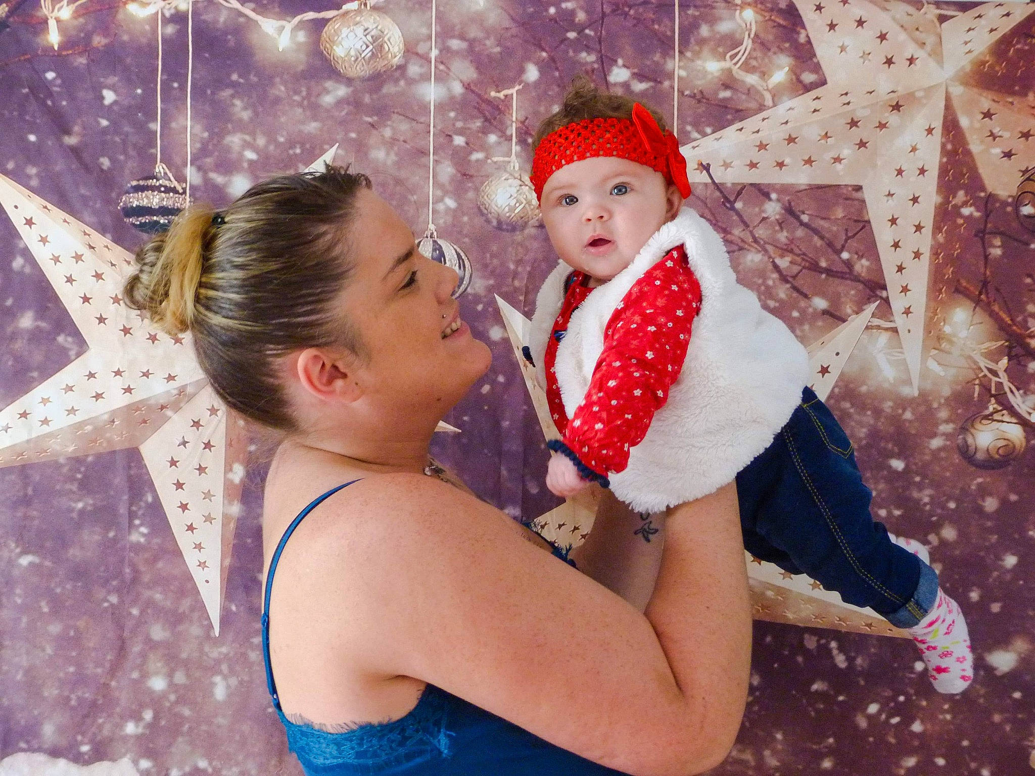 Maëlys a rejoint le concours — aidez-le/la à gagner de superbes lots ! child, daughter, fun, happy, hug, interaction, love, person, red, smile, toddler