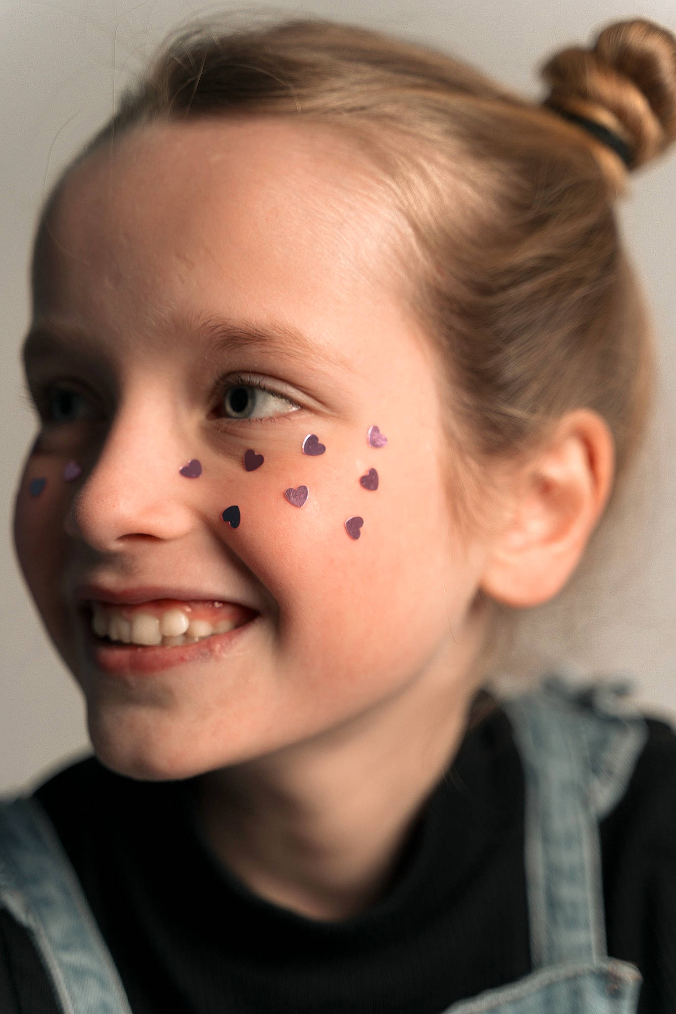 Charly a rejoint le concours — aidez-le/la à gagner de superbes lots ! black_hair, cheek, ear, eye, eyebrow, eyelash, flash_photography, forehead, gesture, happy, human_body, iris, jaw, joy, lip, mouth, neck, nose, person, skin