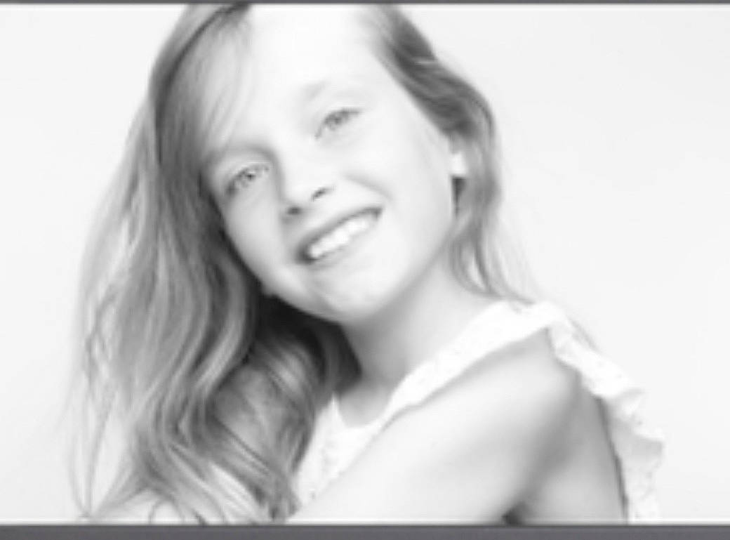 Charly a rejoint le concours — aidez-le/la à gagner de superbes lots ! black_and_white, blond, comfort, eyelash, flash_photography, font, fun, gesture, happy, human_body, iris, jaw, joy, layered_hair, lip, monochrome, monochrome_photography, nose, person, smile