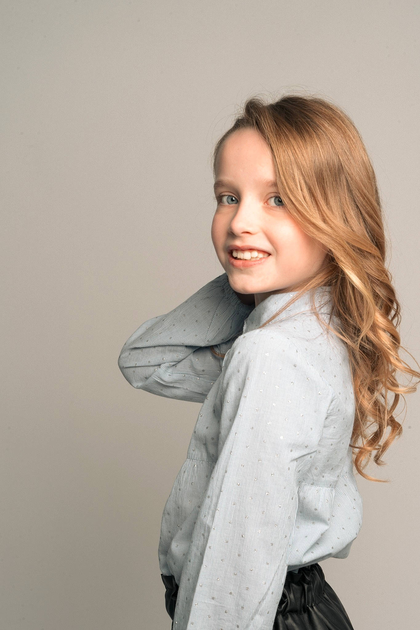 Charly a rejoint le concours — aidez-le/la à gagner de superbes lots ! blond, brown_hair, cheek, eye, eyebrow, eyelash, fashion_design, flash_photography, fur, gesture, happy, iris, joy, lip, long_hair, makeover, neck, outerwear, person, sleeve