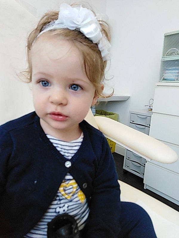 Aëlla participe au concours pour gagner de l'argent avec cette photo : baby, blond, cheek, child, ear, eye, face, fashion_accessory, hair, hair_accessory, hairstyle, head, headband, headgear, lip, neck, person, photography, skin, toddler