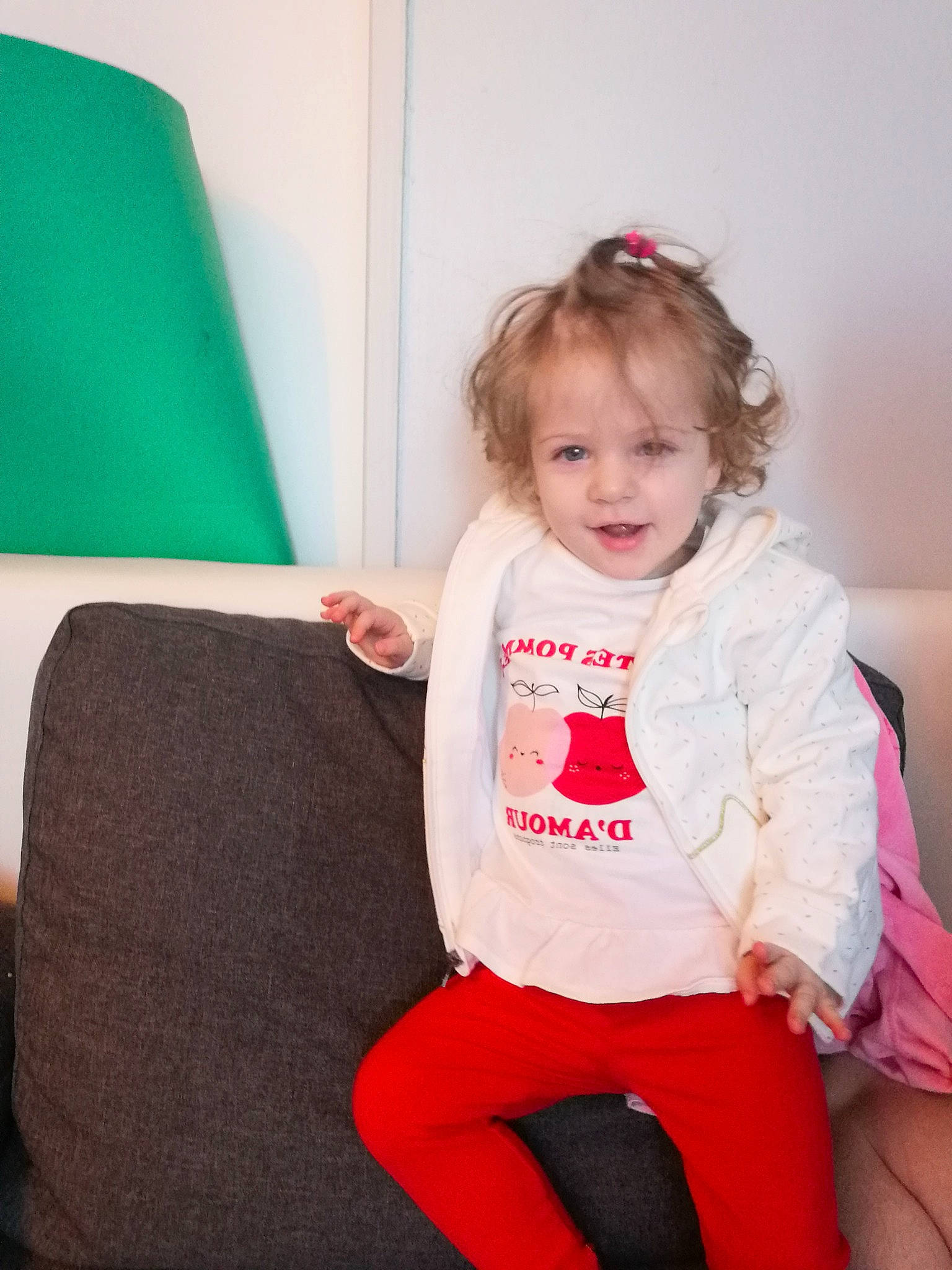 Aëlla participe au concours pour gagner de l'argent avec cette photo : baby, chair, child, couch, fun, furniture, leg, person, pink, play, red, sitting, toddler