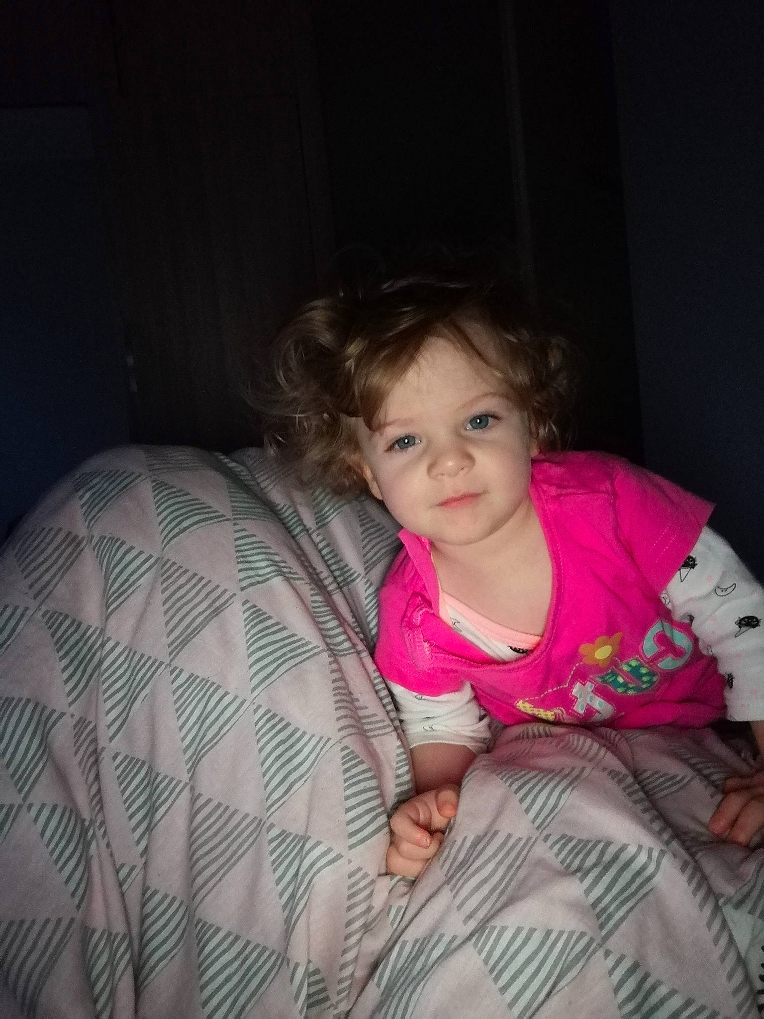 Aëlla participe au concours pour gagner de l'argent avec cette photo : baby, beauty, bed, cheek, child, eye, face, fun, furniture, lip, long_hair, nose, people, person, photography, pink, sitting, skin, smile, toddler