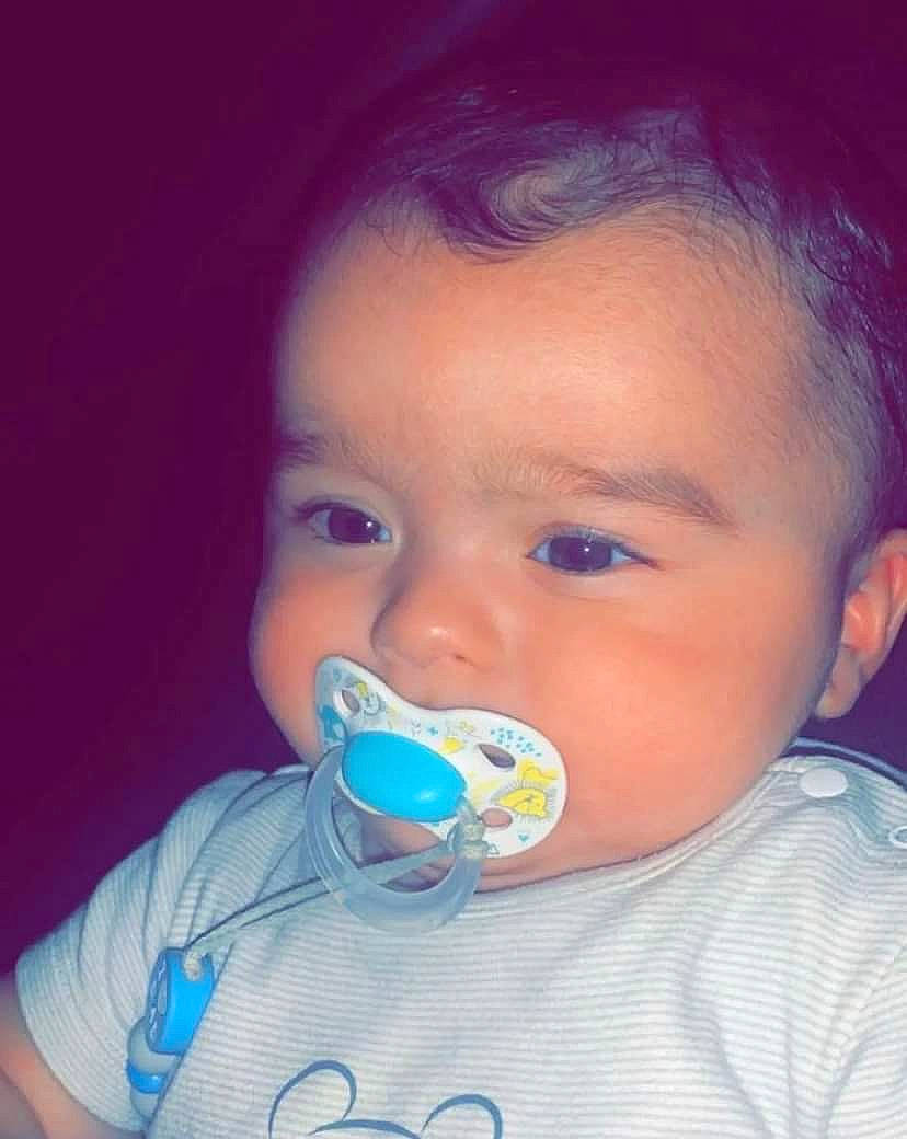 Ezan Karaman a rejoint le concours — aidez-le/la à gagner de superbes lots ! baby, baby_toddler_clothing, cheek, child, chin, drinkware, ear, electric_blue, eyelash, forehead, fun, happy, iris, lip, mouth, nose, person, sitting, skin, tableware