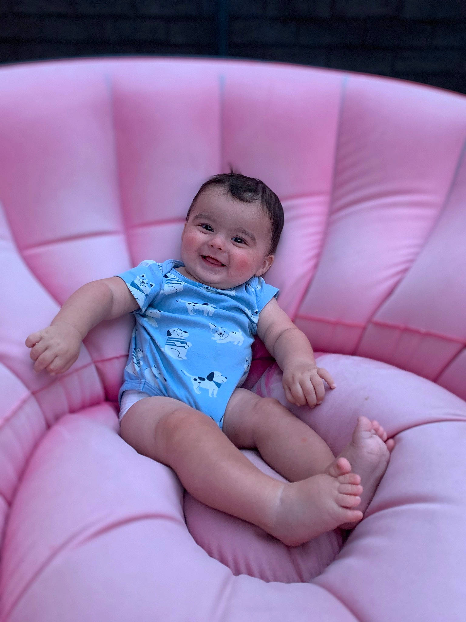 Ezan Karaman a rejoint le concours — aidez-le/la à gagner de superbes lots ! baby_toddler_clothing, cheek, comfort, dress, eye, face, flash_photography, hair, hairstyle, head, human_body, joy, leg, lip, mouth, person, purple, shoulder, skin, sleeve