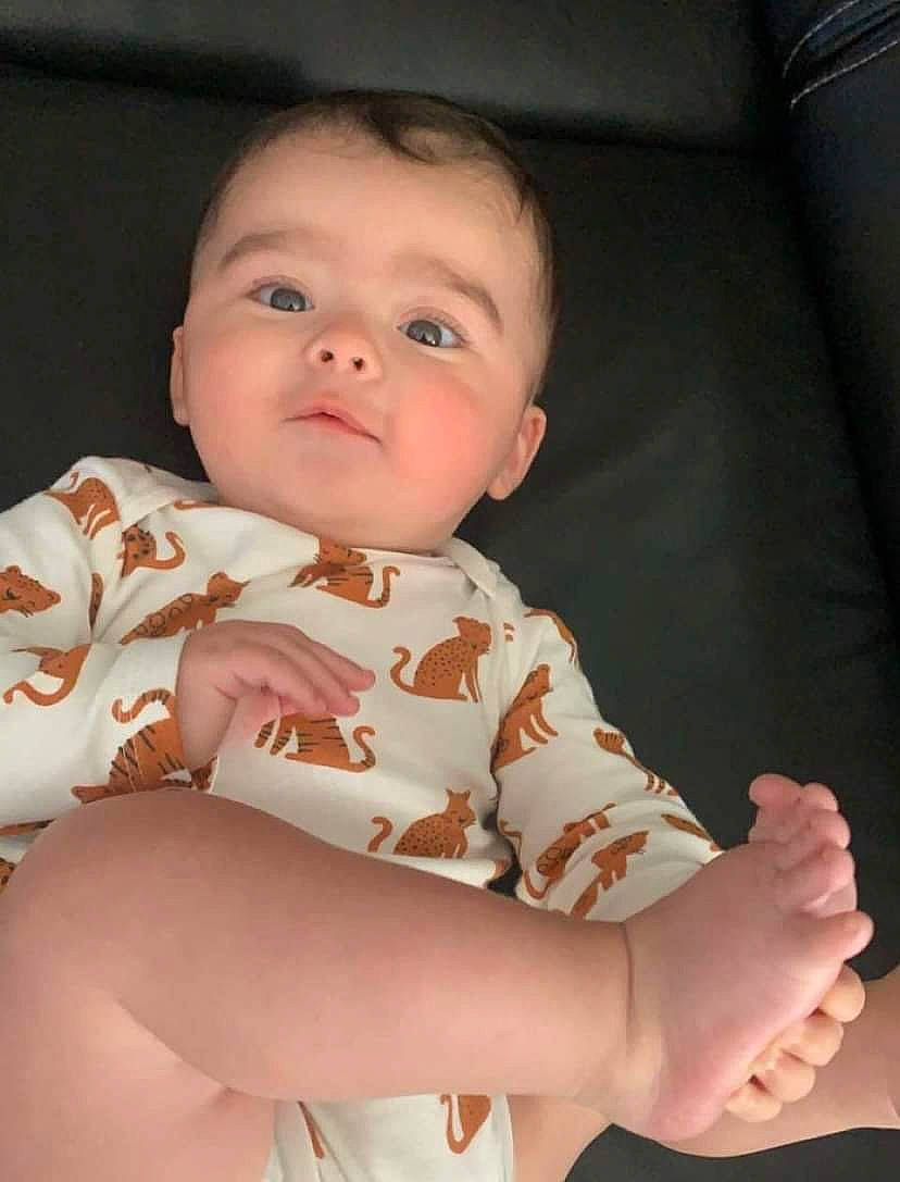 Ezan Karaman participe au concours pour gagner de l'argent avec cette photo : baby, baby_toddler_clothing, cheek, chin, collar, comfort, facial_expression, finger, gesture, hand, human_body, iris, lip, mouth, neck, nose, person, skin, sleeve, textile