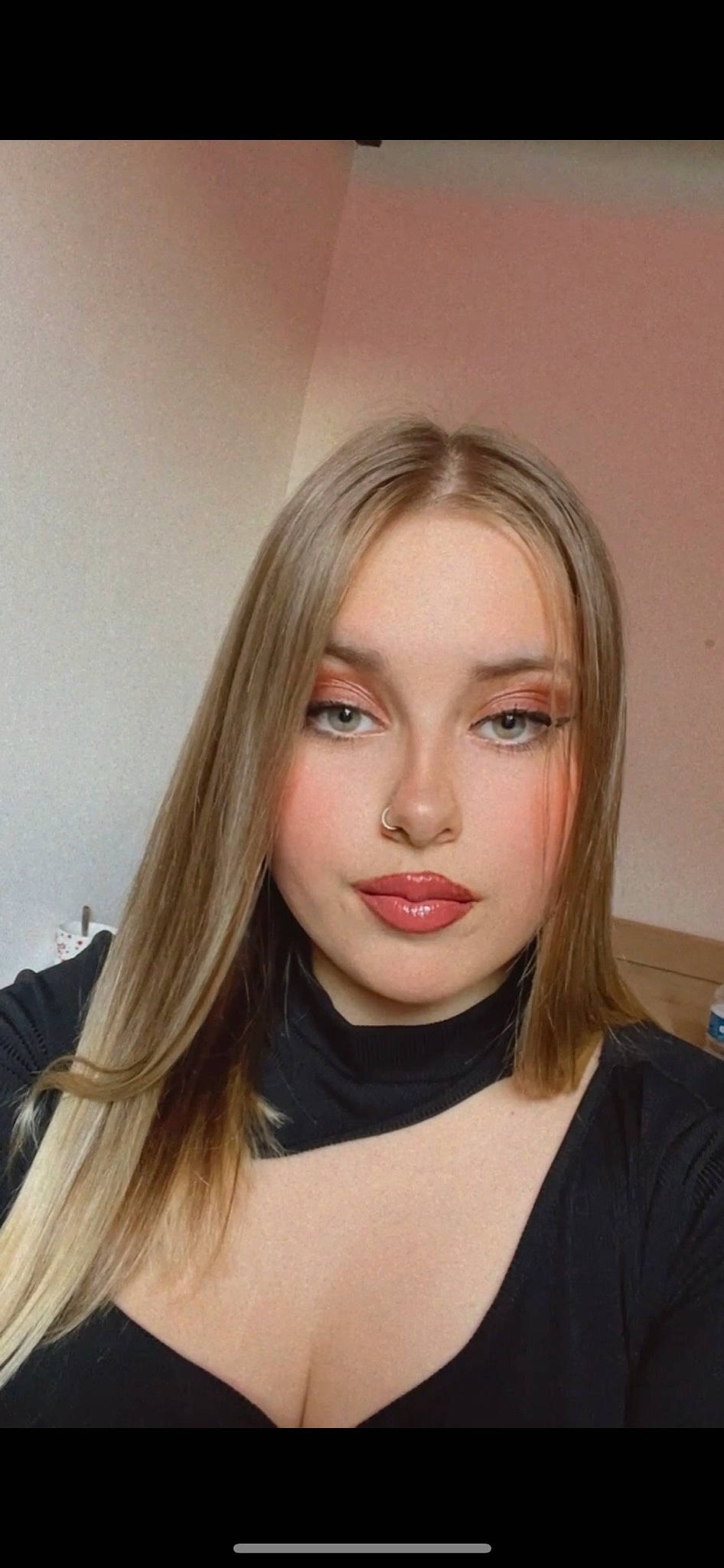 Tifany participe au concours pour gagner de l'argent avec cette photo : cheek, chin, eye_liner, eye_shadow, eyebrow, eyelash, flash_photography, forehead, iris, jaw, layered_hair, lip, lipstick, makeover, mouth, neck, nose, person, shoulder, skin