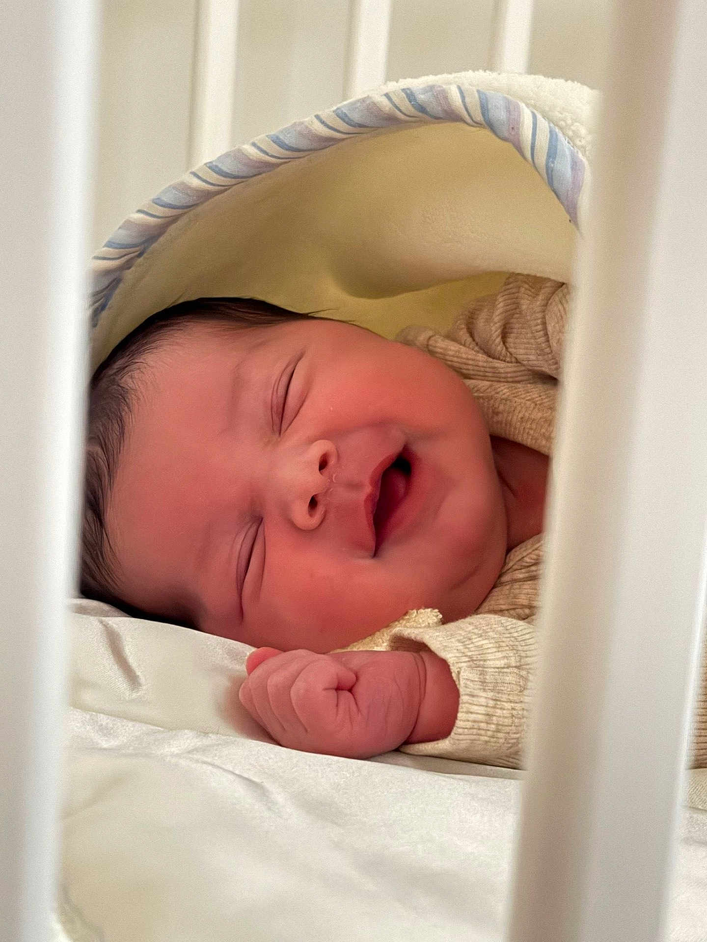 Kenzy a rejoint le concours — aidez-le/la à gagner de superbes lots ! baby, newborn, sleeping, crib, blanket, infant, fist, cozy, soft, cute, child, peaceful, face, indoors, closeup, skin, clothing, rest, quiet, toddler