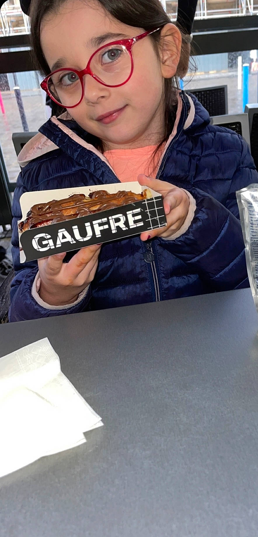 Chadliya a rejoint le concours — aidez-le/la à gagner de superbes lots ! child, comfort_food, dessert, eating, eyewear, fashion_accessory, finger, finger_food, food, joy, junk_food, person, personal_protective_equipment, recreation, sitting, sleeve, smile, sweetness, t_shirt, tableware