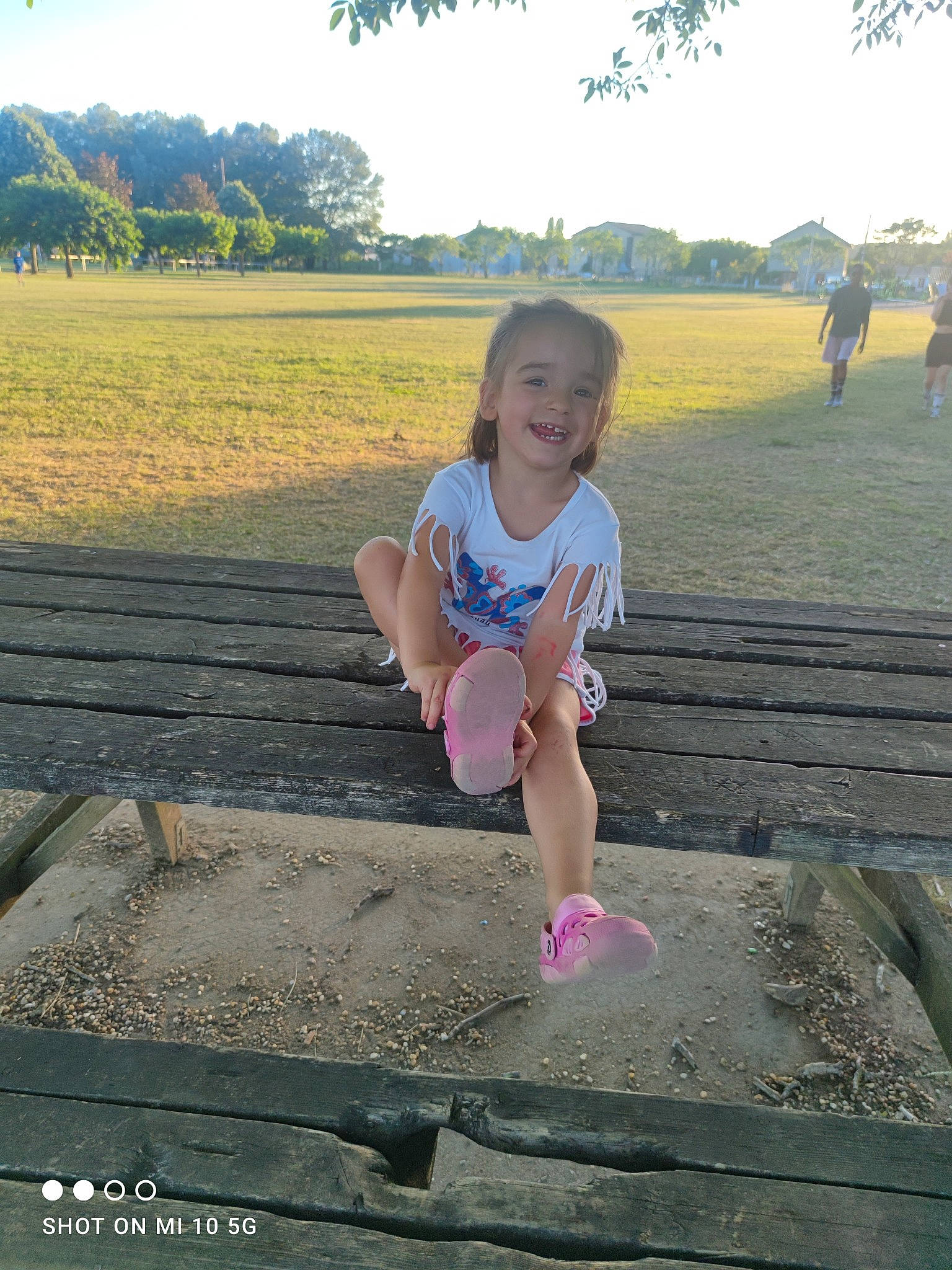 Lylou participe au concours pour gagner de l'argent avec cette photo : child, city, fun, grass, grass_family, grassland, happy, joy, landscape, leisure, morning, nature, people_in_nature, person, recreation, running, sky, soil, t_shirt, toddler