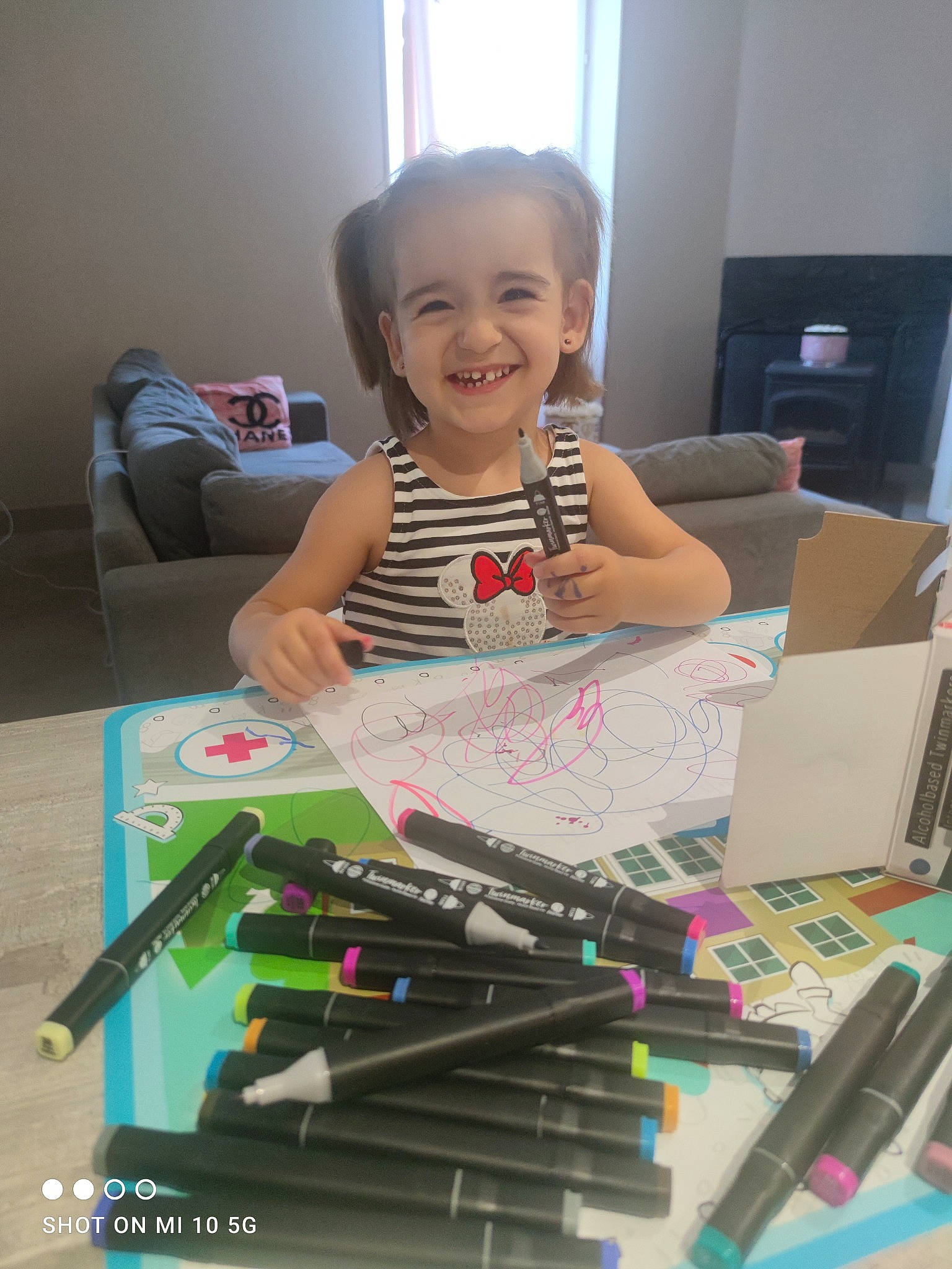 Lylou a rejoint le concours — aidez-le/la à gagner de superbes lots ! art, artist, box, chair, child, fun, joy, marker_pen, office_equipment, office_instrument, office_supplies, paint, pen, person, room, smile, stationery, t_shirt, table, toddler