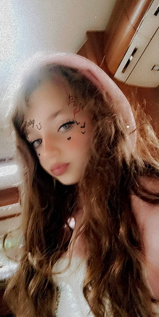 Lindsay a rejoint le concours — aidez-le/la à gagner de superbes lots ! bangs, black_hair, cg_artwork, eyebrow, eyelash, fawn, flash_photography, happy, iris, jaw, layered_hair, lip, liver, mouth, neck, nose, person, selfie, skin, smile