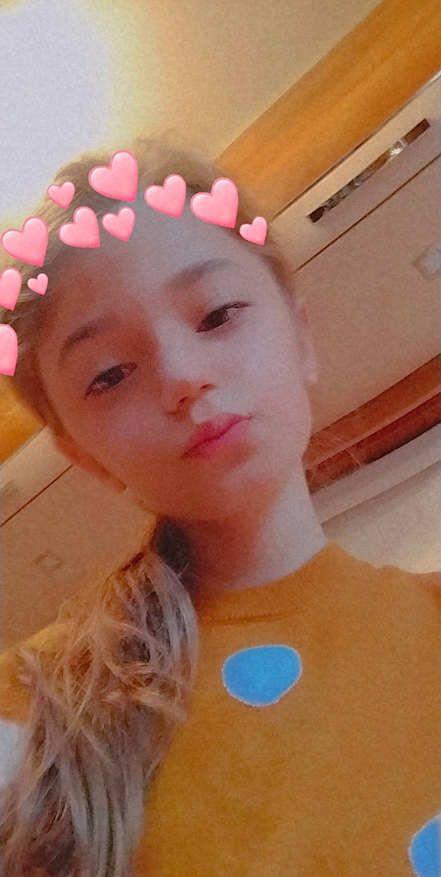 Lindsay participe au concours pour gagner de l'argent avec cette photo : cap, cheek, chin, ear, eyebrow, eyelash, face, facial_expression, finger, forehead, hairstyle, head, headgear, jaw, lip, mouth, neck, nose, person, skin