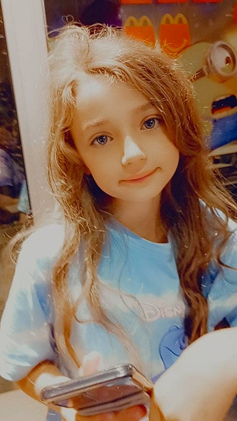 Lindsay participe au concours pour gagner de l'argent avec cette photo : azure, bangs, barbie, blond, cheek, electric_blue, eyebrow, eyelash, flash_photography, hair, happy, iris, jaw, layered_hair, lip, long_hair, person, skin, step_cutting, surfer_hair