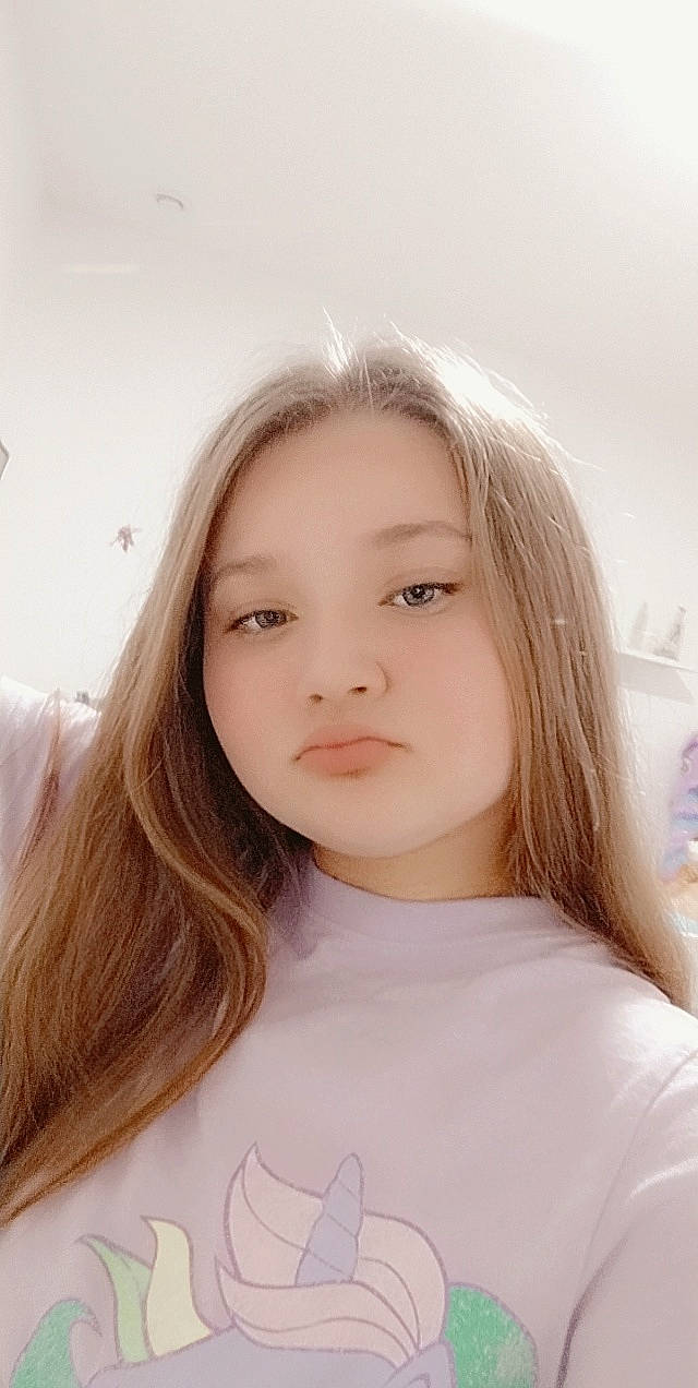 Brayana a rejoint le concours — aidez-le/la à gagner de superbes lots ! brown_hair, cheek, child, chin, eyebrow, eyelash, face, flash_photography, forehead, happy, human_body, iris, jaw, layered_hair, lip, long_hair, neck, nose, person, shoulder