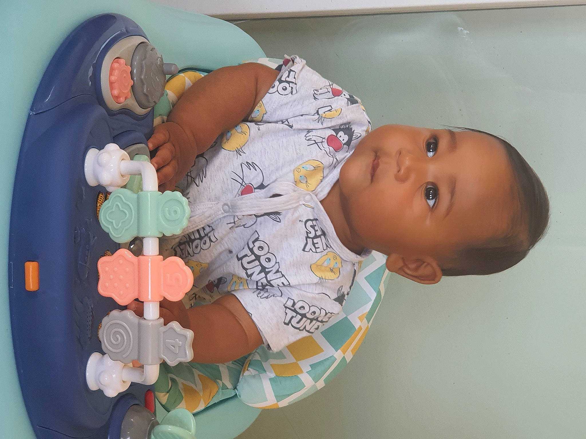 Eyden a rejoint le concours — aidez-le/la à gagner de superbes lots ! baby, baby_products, baby_safety, baby_toddler_clothing, baby_toys, chair, child, circle, comfort, fun, headgear, infant_bed, linens, orange, pattern, person, play, product, room, textile