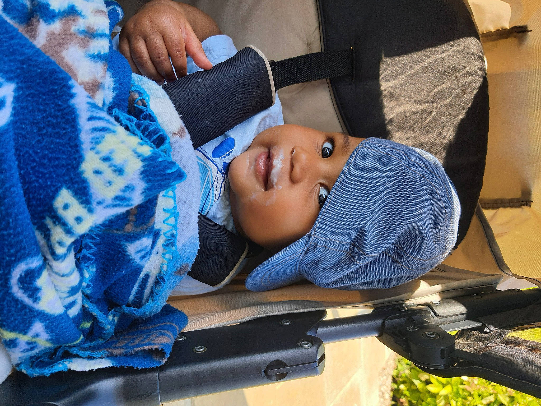 Eyden participe au concours pour gagner de l'argent avec cette photo : blue, child, comfort, denim, elbow, electric_blue, headwear, leisure, linens, pattern, person, sitting, sleeve, smile, t_shirt