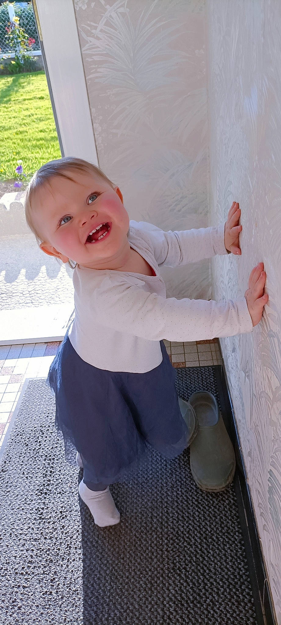 Mia a rejoint le concours — aidez-le/la à gagner de superbes lots ! arm, baby, baby_toddler_clothing, dress, eye, finger, floor, flooring, gesture, happy, human_body, joint, knee, leg, person, sleeve, smile, standing, t_shirt, toddler