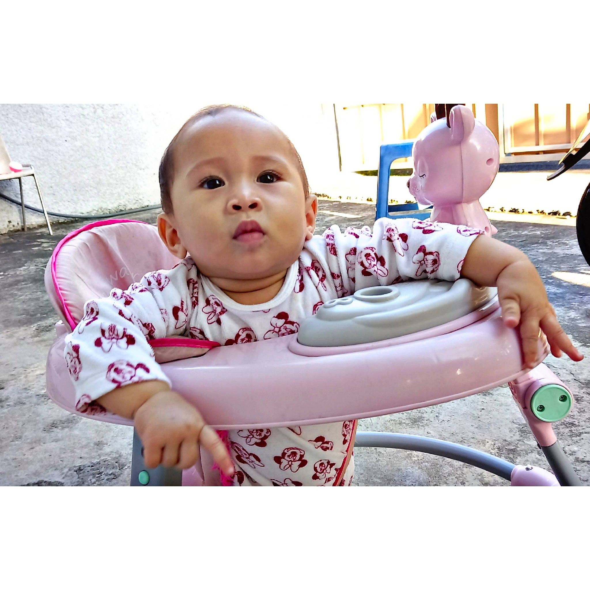 Ohana a rejoint le concours — aidez-le/la à gagner de superbes lots ! baby, baby_toddler_clothing, bib, chair, child, comfort, fun, happy, leisure, magenta, outdoor_furniture, pattern, person, play, recreation, sitting, sleeve, t_shirt, toddler, travel