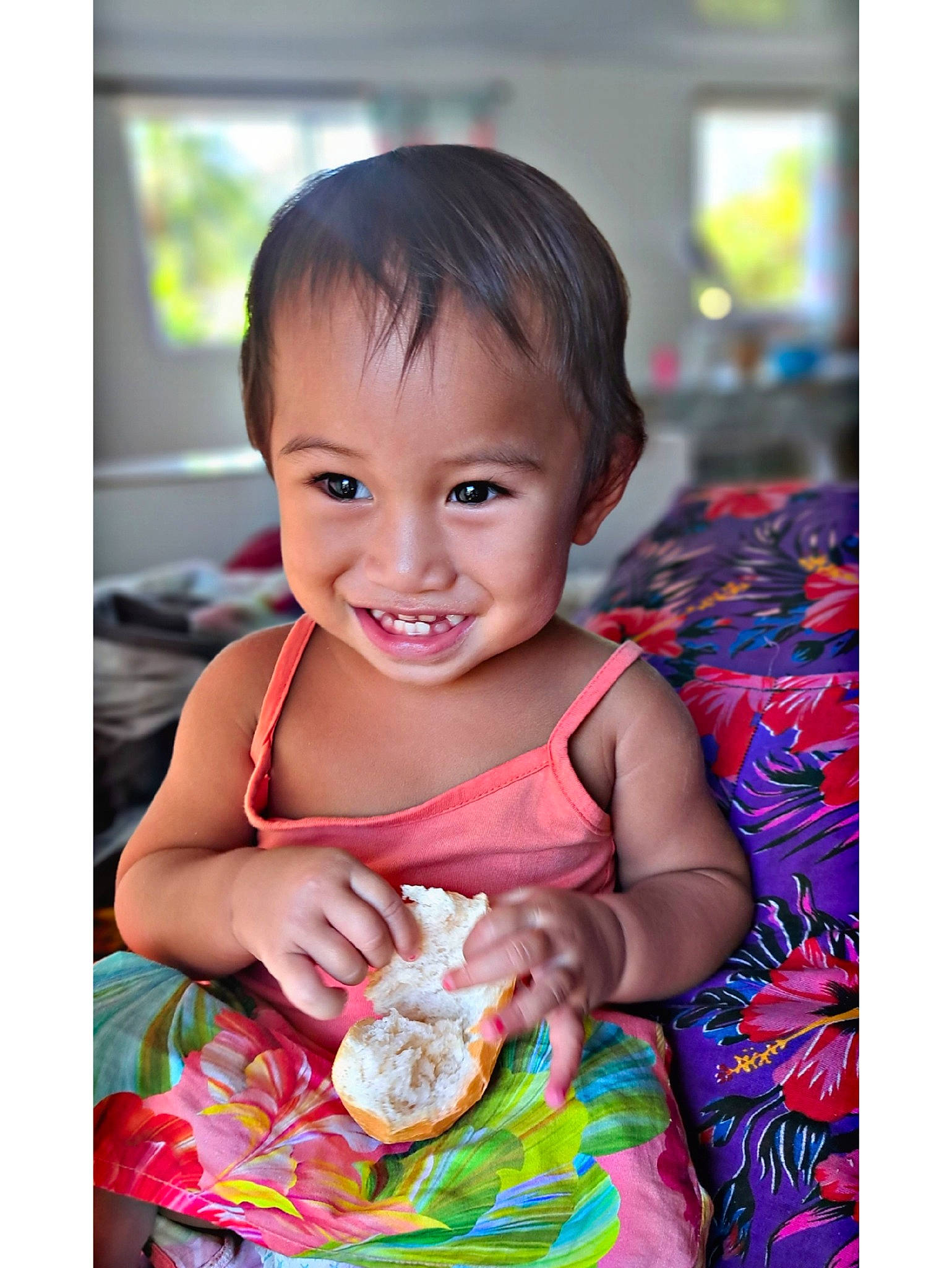 Ohana a rejoint le concours — aidez-le/la à gagner de superbes lots ! baby, baby_toddler_clothing, child, dessert, dress, eye, face, finger, food_craving, fun, happy, head, iris, joy, nail, person, sitting, skin, smile, sweetness