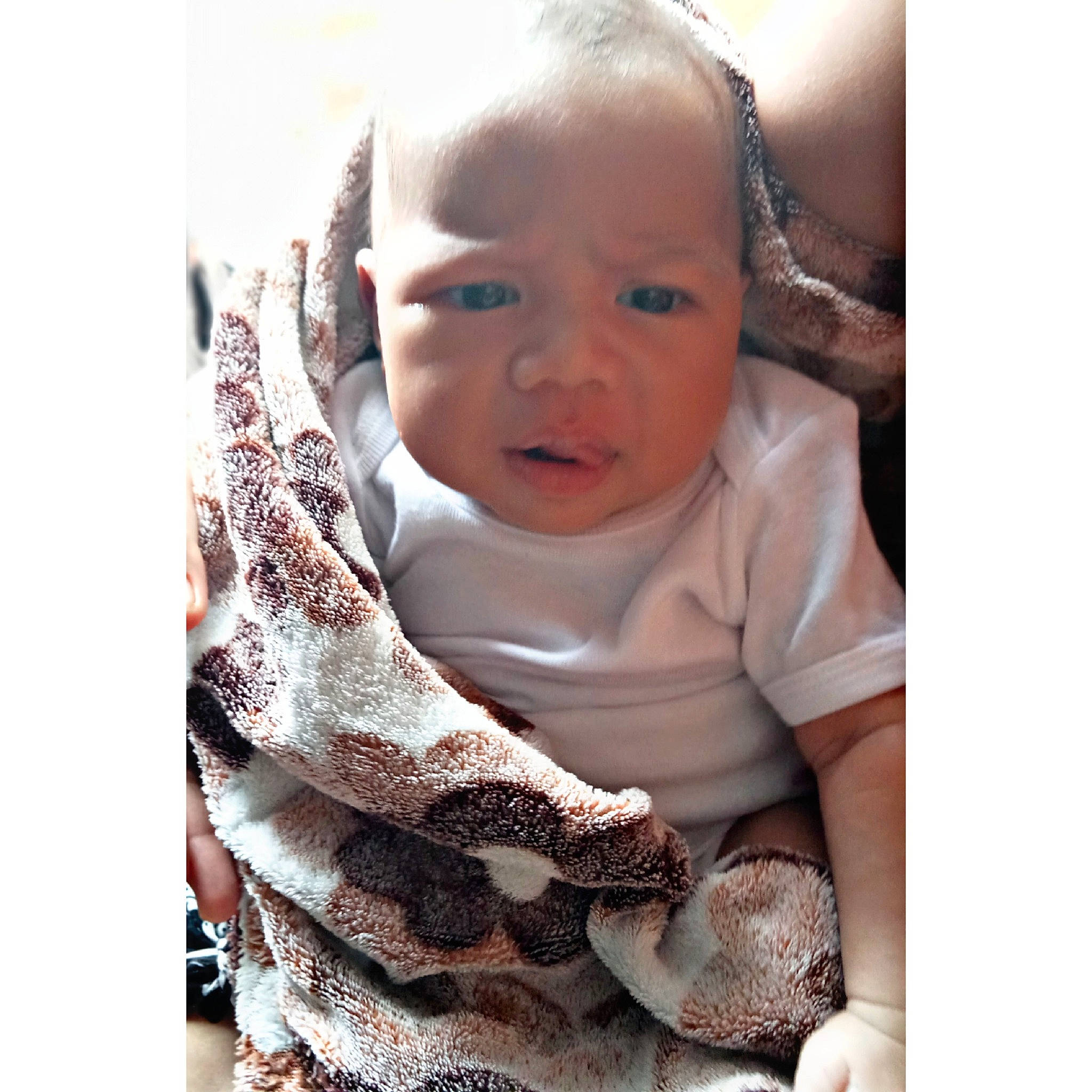 Taimoe a rejoint le concours — aidez-le/la à gagner de superbes lots ! baby, baby_products, baby_toddler_clothing, cheek, child, collar, comfort, eyelash, face, fashion_accessory, happy, head, iris, lip, neck, pattern, person, sitting, sleeve, smile