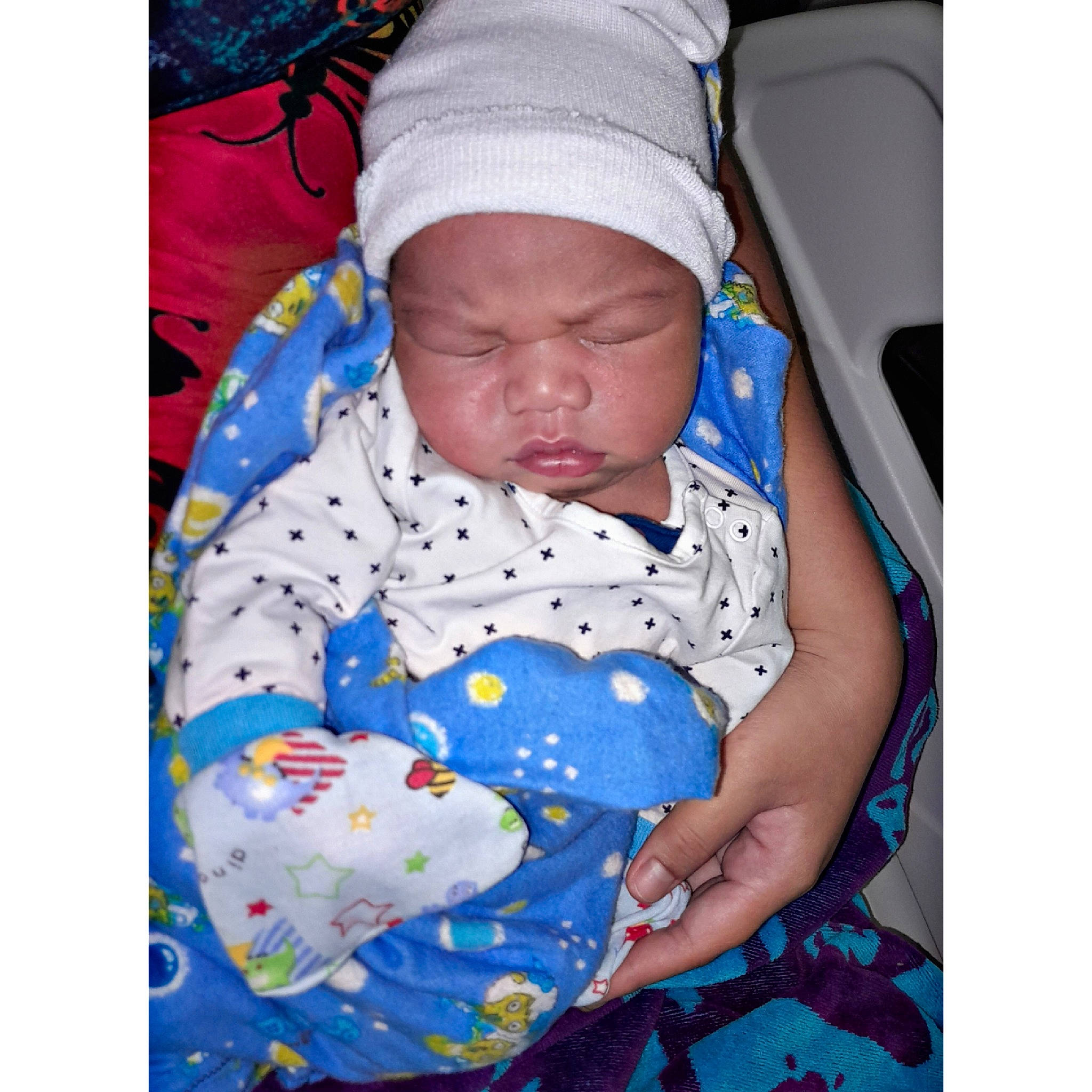 Taimoe a rejoint le concours — aidez-le/la à gagner de superbes lots ! baby, baby_products, baby_safety, baby_sleeping, baby_toddler_clothing, bedtime, cap, cheek, child, comfort, electric_blue, face, happy, head, headwear, linens, pattern, person, product, sitting