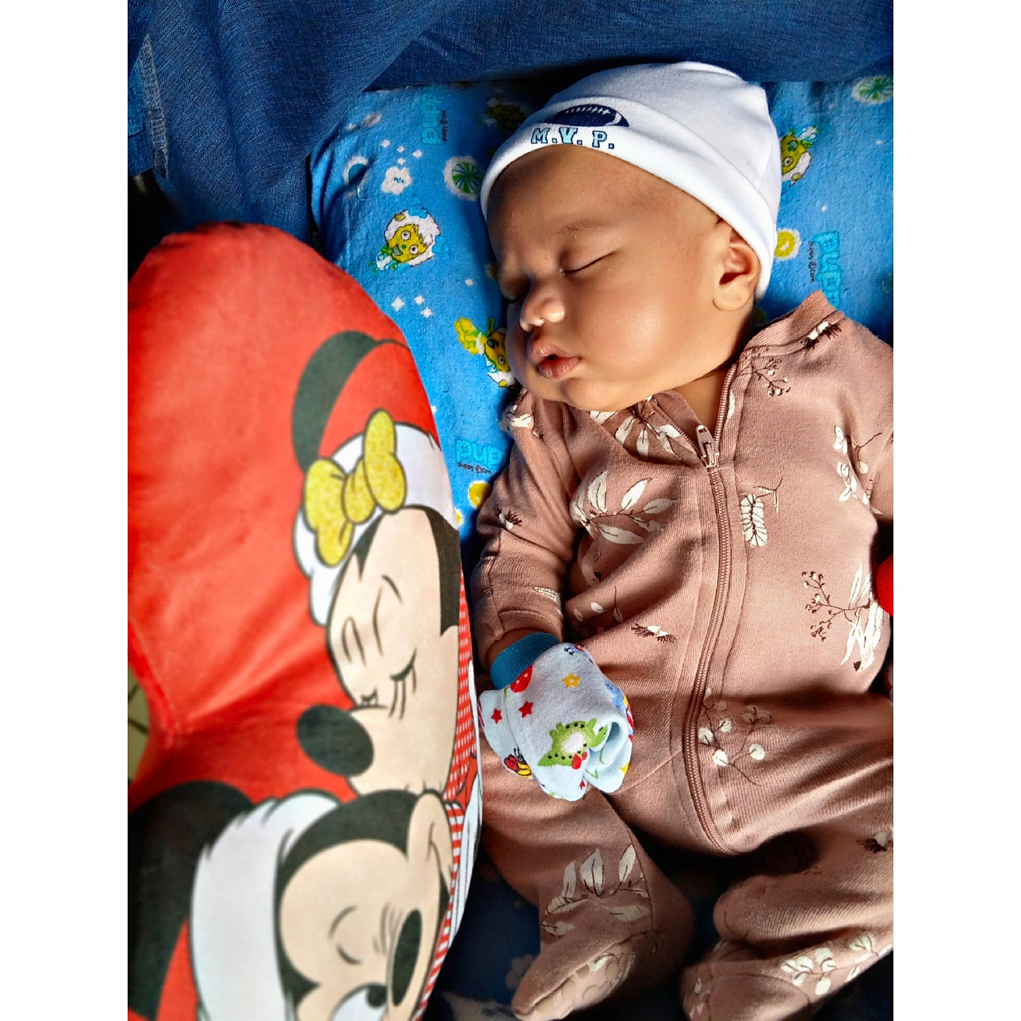 Taimoe a rejoint le concours — aidez-le/la à gagner de superbes lots ! baby, baby_products, baby_sleeping, baby_toddler_clothing, cap, car_seat, carmine, child, cloud, comfort, cool, fictional_character, fun, happy, linens, person, play, sitting, sleeve, t_shirt