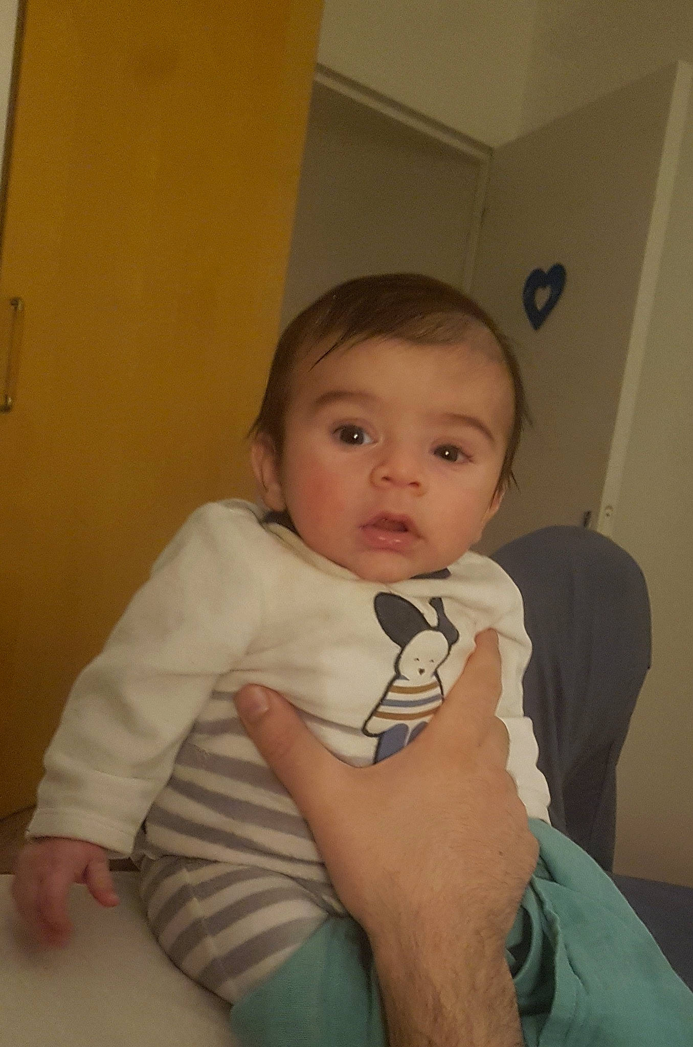 Yoav participe au concours pour gagner de l'argent avec cette photo : baby, baby_toddler_clothing, cheek, child, comfort, dress_shirt, elbow, eyebrow, eyelash, finger, iris, nail, nose, person, room, sitting, skin, sleeve, t_shirt, thumb