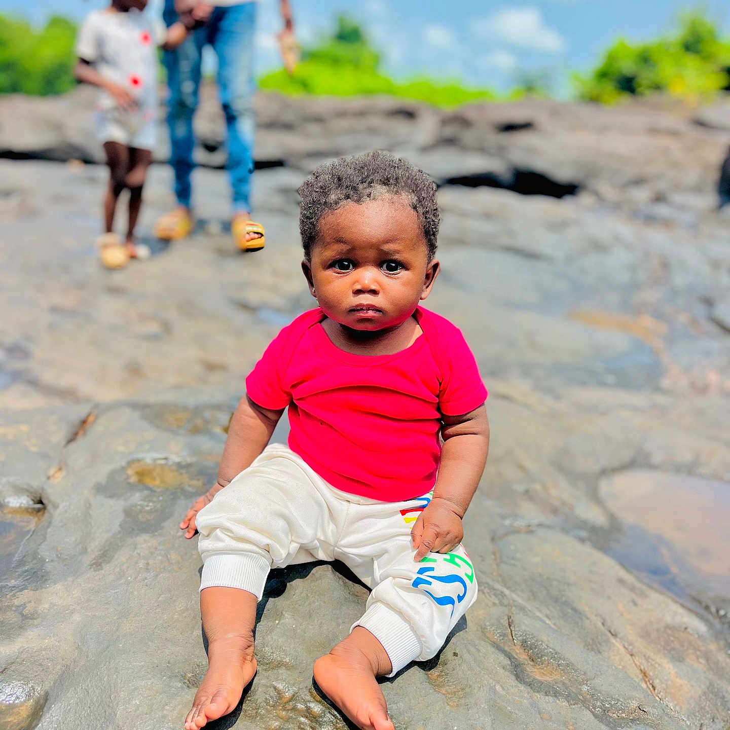 Carolina a rejoint le concours — aidez-le/la à gagner de superbes lots ! boy, child, clothing, face, female, footwear, girl, happy, head, jeans, male, outdoors, pants, person, photography, portrait, rock, shorts, sitting, smile