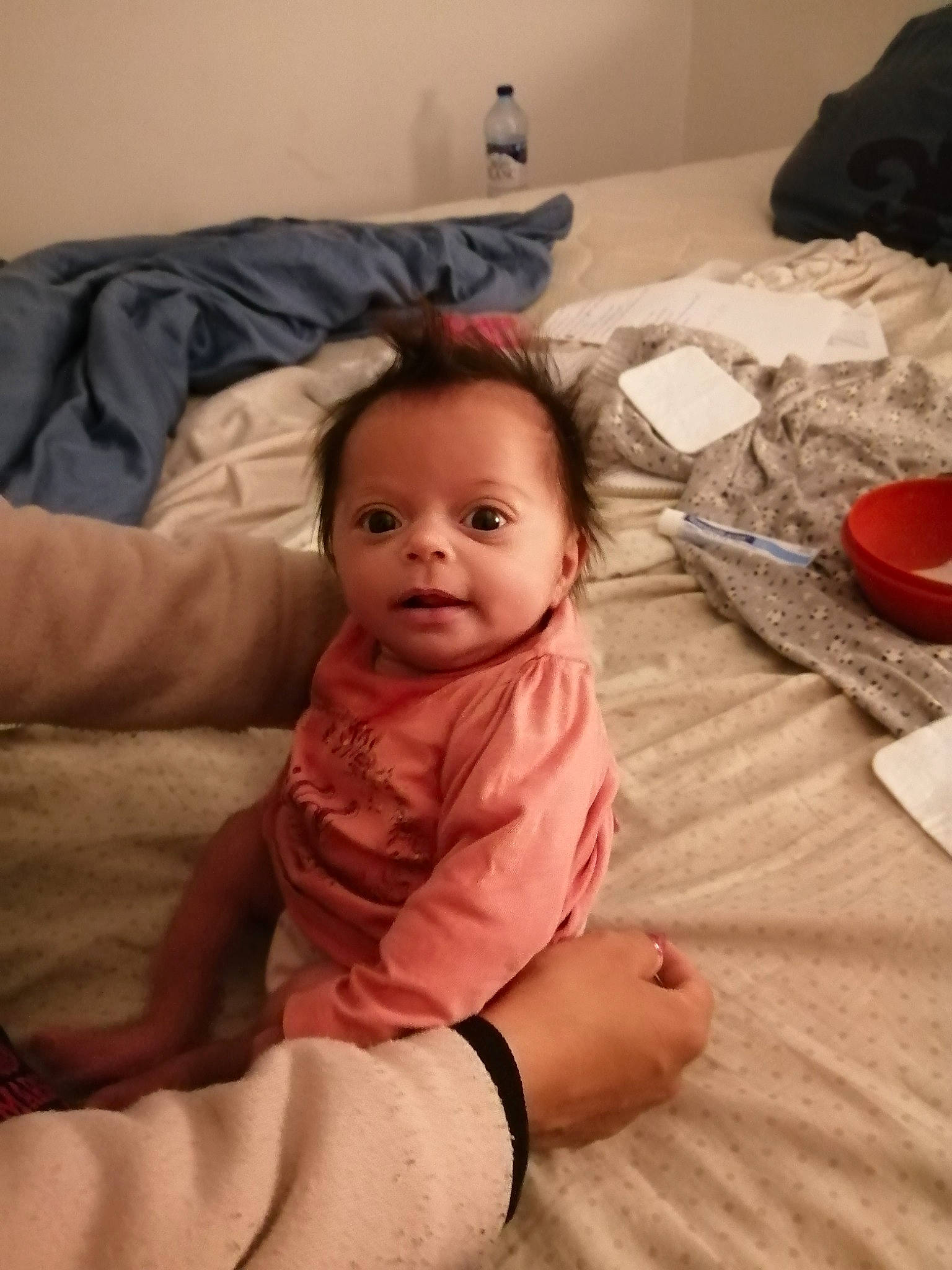 Rachel a rejoint le concours — aidez-le/la à gagner de superbes lots ! baby, cheek, child, ear, face, finger, head, leg, mouth, person, sitting, skin, smile, thumb, toddler