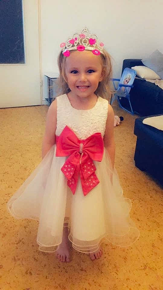 Manon participe au concours pour gagner de l'argent avec cette photo : baby_toddler_clothing, bridal_accessory, child, clothing, dress, embellishment, facial_expression, fashion_design, formal_wear, fun, gown, hairstyle, happy, head, headpiece, headwear, joy, person, pink, purple