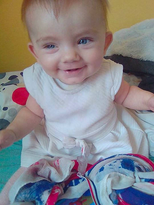 Angel participe au concours pour gagner de l'argent avec cette photo : boy, cheek, child, day, eye, face, girl, hair, head, human_hair_color, infant, iris, joy, mouth, nose, organ, product, skin, smile, textile