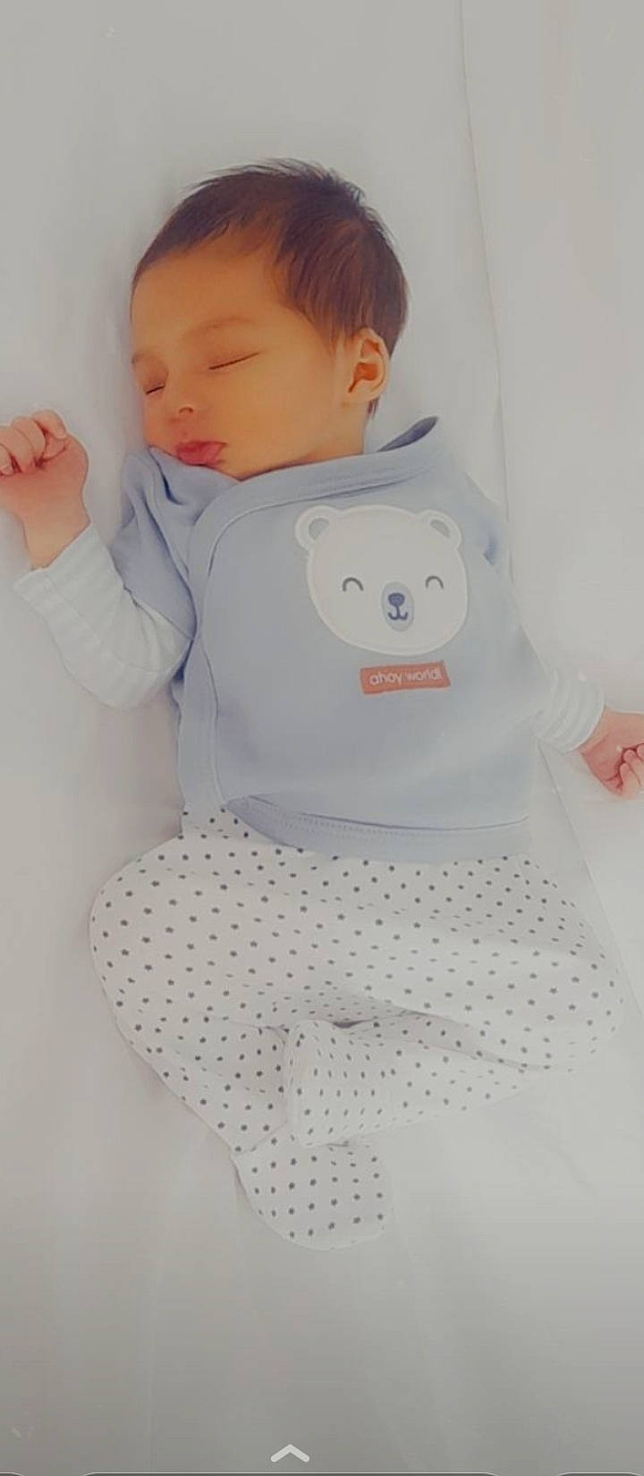 Sam participe au concours pour gagner de l'argent avec cette photo : baby, baby_products, baby_toddler_clothing, child, comfort, doll, fur, gesture, happy, linens, long_sleeved_t_shirt, neck, outerwear, pattern, person, sleeve, stuffed_toy, t_shirt, textile, toddler