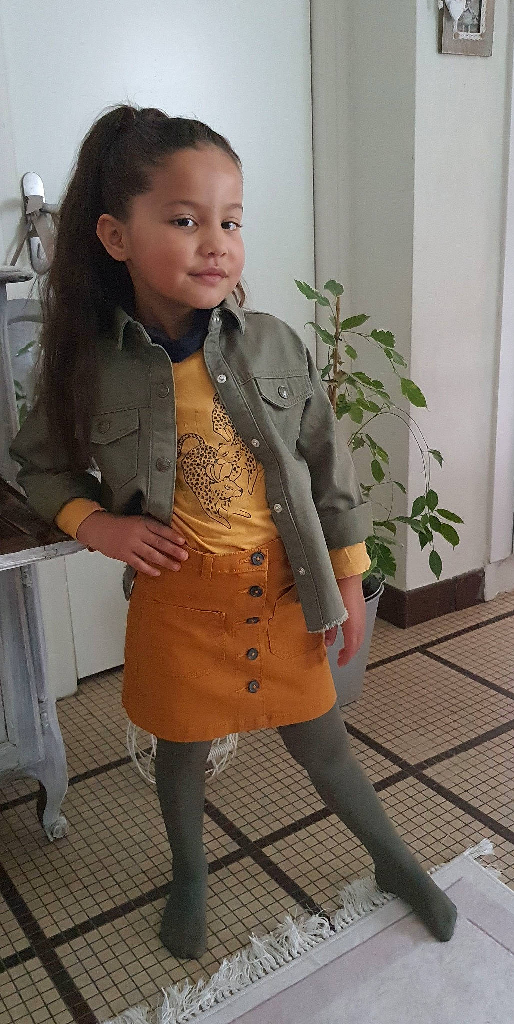Tyha participe au concours pour gagner de l'argent avec cette photo : baby_toddler_clothing, blazer, collar, denim, dress_shirt, fashion, fashion_design, hairstyle, joint, knee, neck, outerwear, person, plant, shoulder, sleeve, standing, street_fashion, thigh, toddler