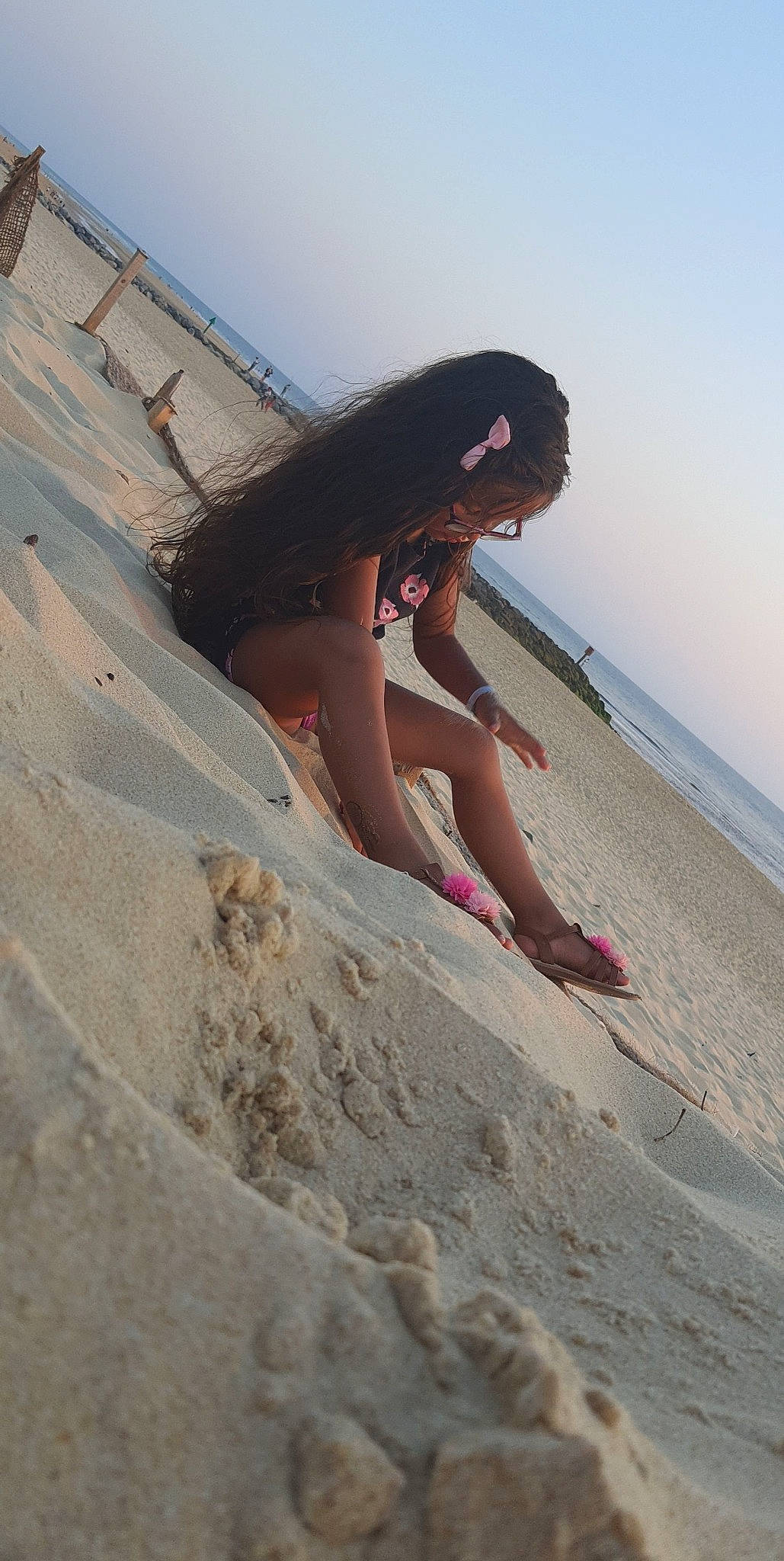 Tyha a rejoint le concours — aidez-le/la à gagner de superbes lots ! beach, coast, flash_photography, fun, happy, horizon, human_leg, landscape, leg, leisure, people_in_nature, people_on_beach, person, sand, shadow, singing_sand, sky, soil, thigh, travel