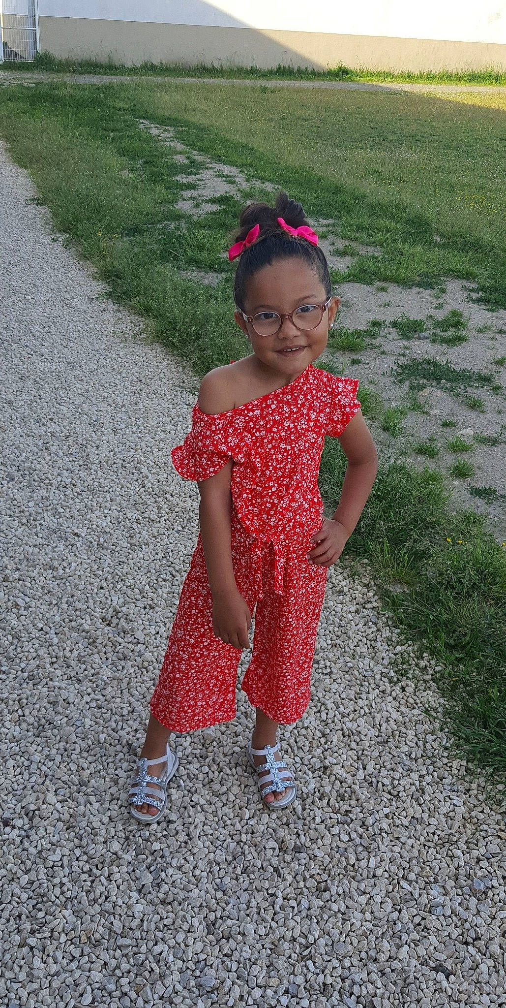 Tyha participe au concours pour gagner de l'argent avec cette photo : asphalt, baby_toddler_clothing, child, event, face, fun, grass, hair, happy, head, joy, magenta, pattern, people_in_nature, person, plant, play, recreation, sleeve, smile