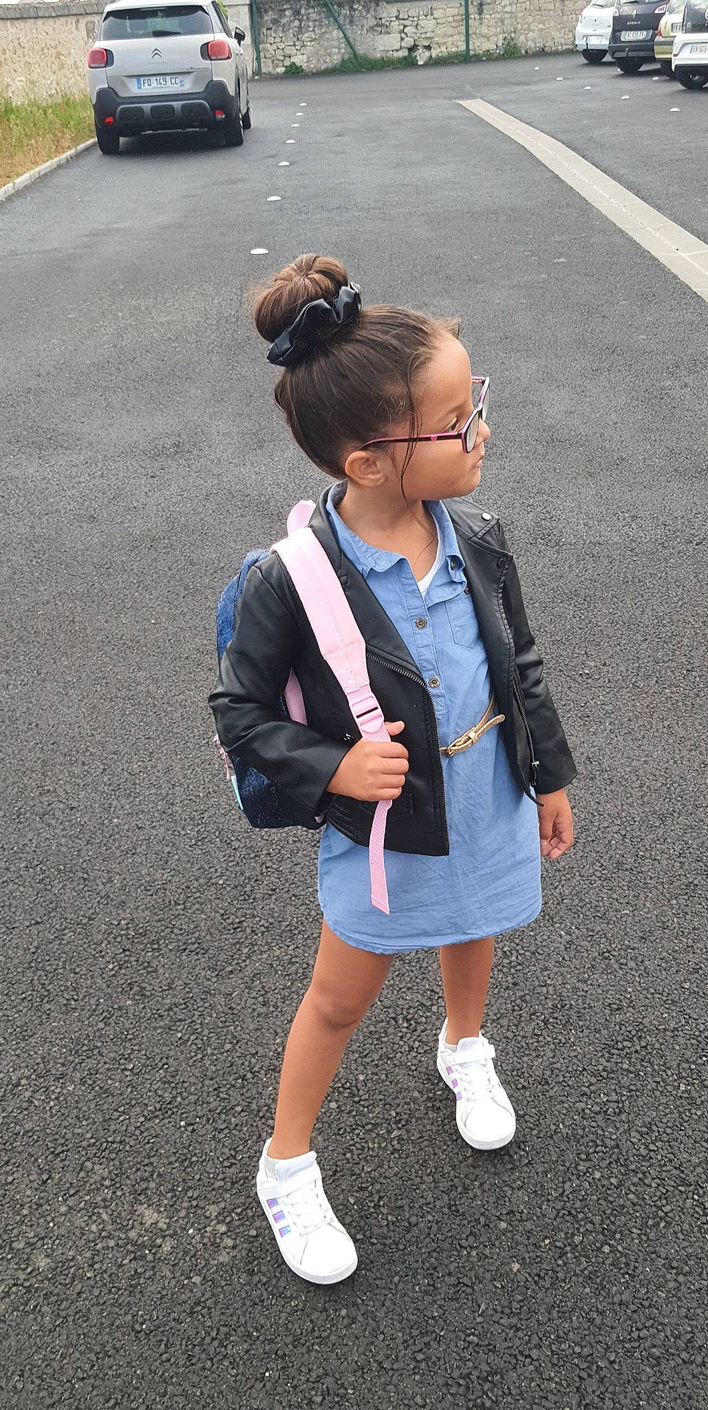 Tyha a rejoint le concours — aidez-le/la à gagner de superbes lots ! asphalt, bag, blazer, electric_blue, eyewear, gesture, hairstyle, human_leg, knee, luggage_and_bags, person, recreation, road_surface, school_uniform, shoe, sleeve, standing, street_fashion, thigh, travel