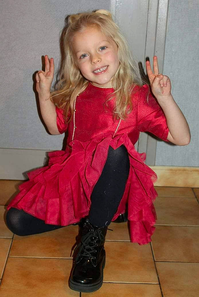 Adrielle participe au concours pour gagner de l'argent avec cette photo : blond, child, dress, flooring, hair, happy, human_body, human_leg, joint, joy, knee, leg, long_hair, person, pink, shoe, shoulder, skin, smile, thigh