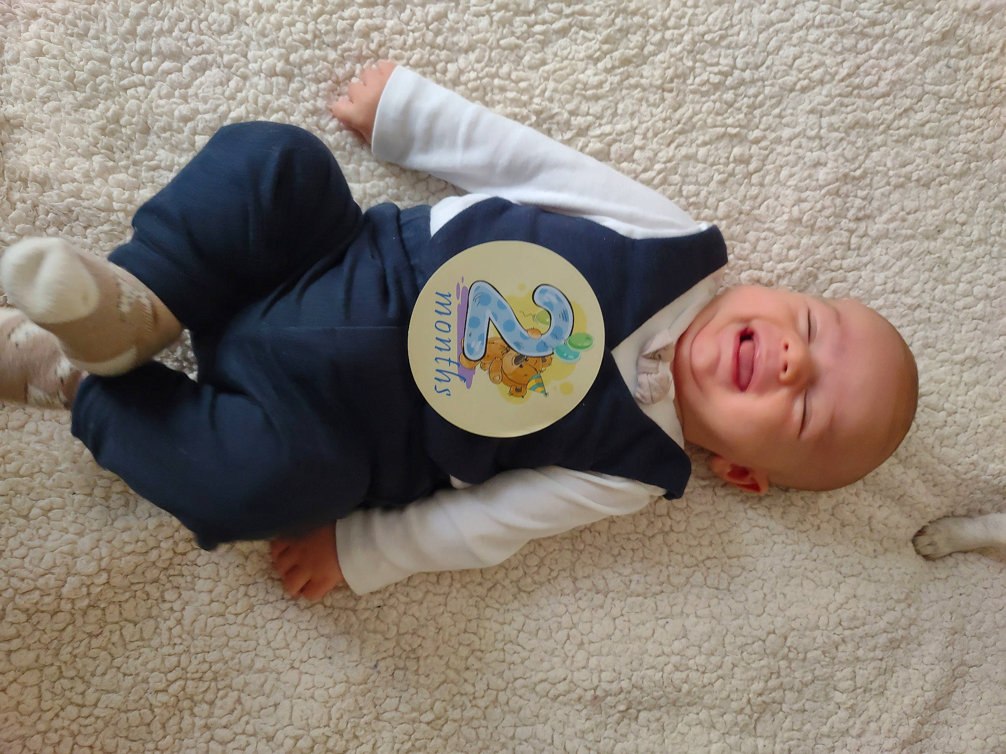 Jonathan participe au concours pour gagner de l'argent avec cette photo : baby_toddler_clothing, barefoot, child, comfort, elbow, finger, flooring, foot, fun, hand, human_body, human_leg, knee, linens, person, sitting, sleeve, t_shirt, thigh, toddler