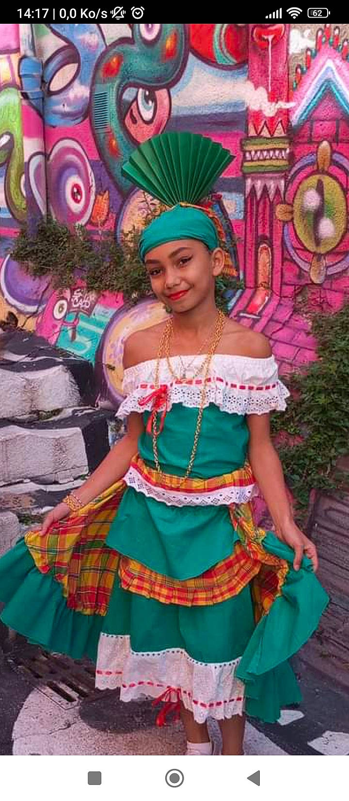 Kemaïly a rejoint le concours — aidez-le/la à gagner de superbes lots ! art, costume, costume_design, dress, entertainment, event, face, fashion, fashion_design, fun, green, happy, headgear, headpiece, headwear, jewellery, joy, magenta, necklace, performing_arts