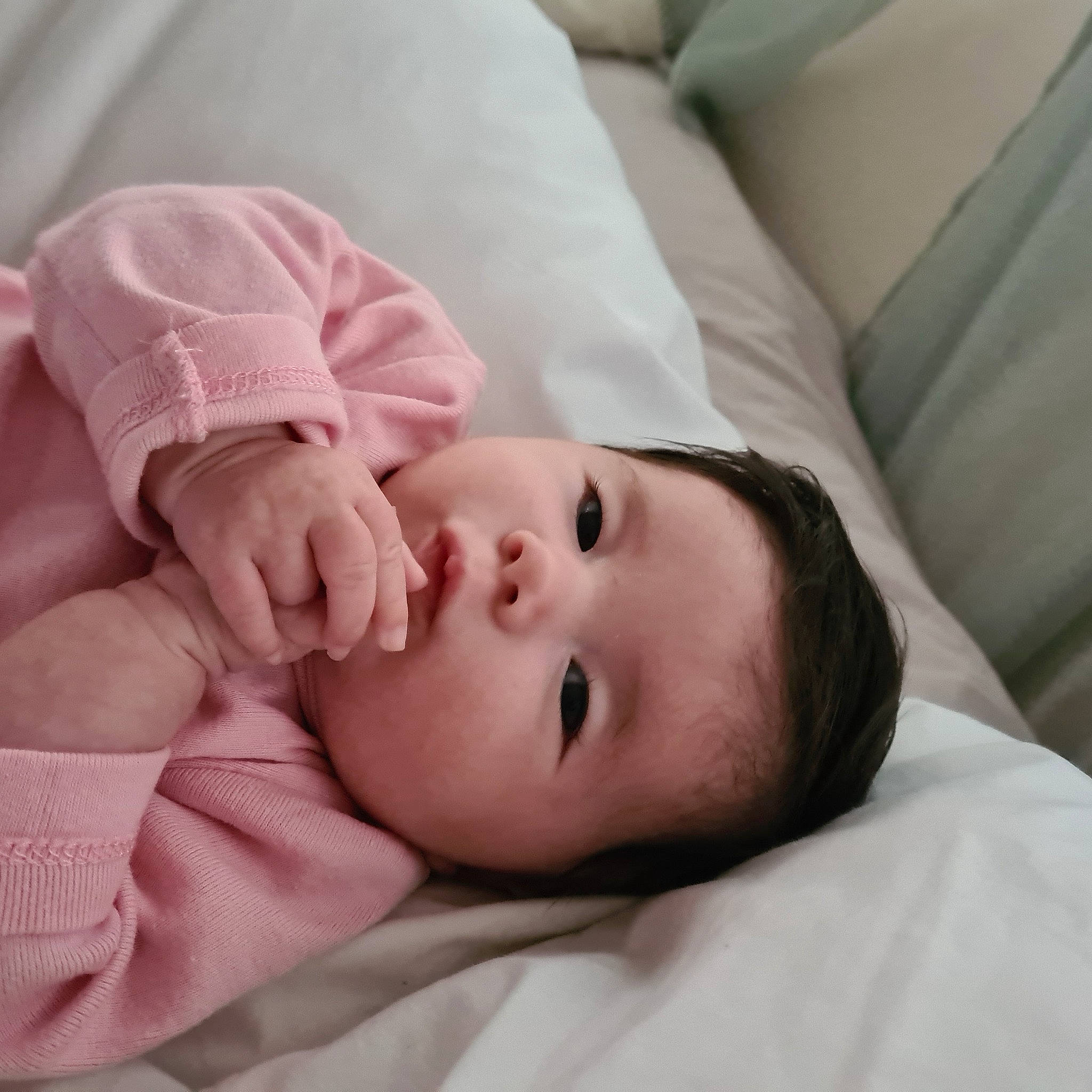 Andréa a rejoint le concours — aidez-le/la à gagner de superbes lots ! baby, baby_sleeping, baby_toddler_clothing, cheek, child, comfort, eye, eyebrow, eyelash, iris, linens, lip, mouth, neck, no_expression, nose, person, portrait_photography, skin, sleeve