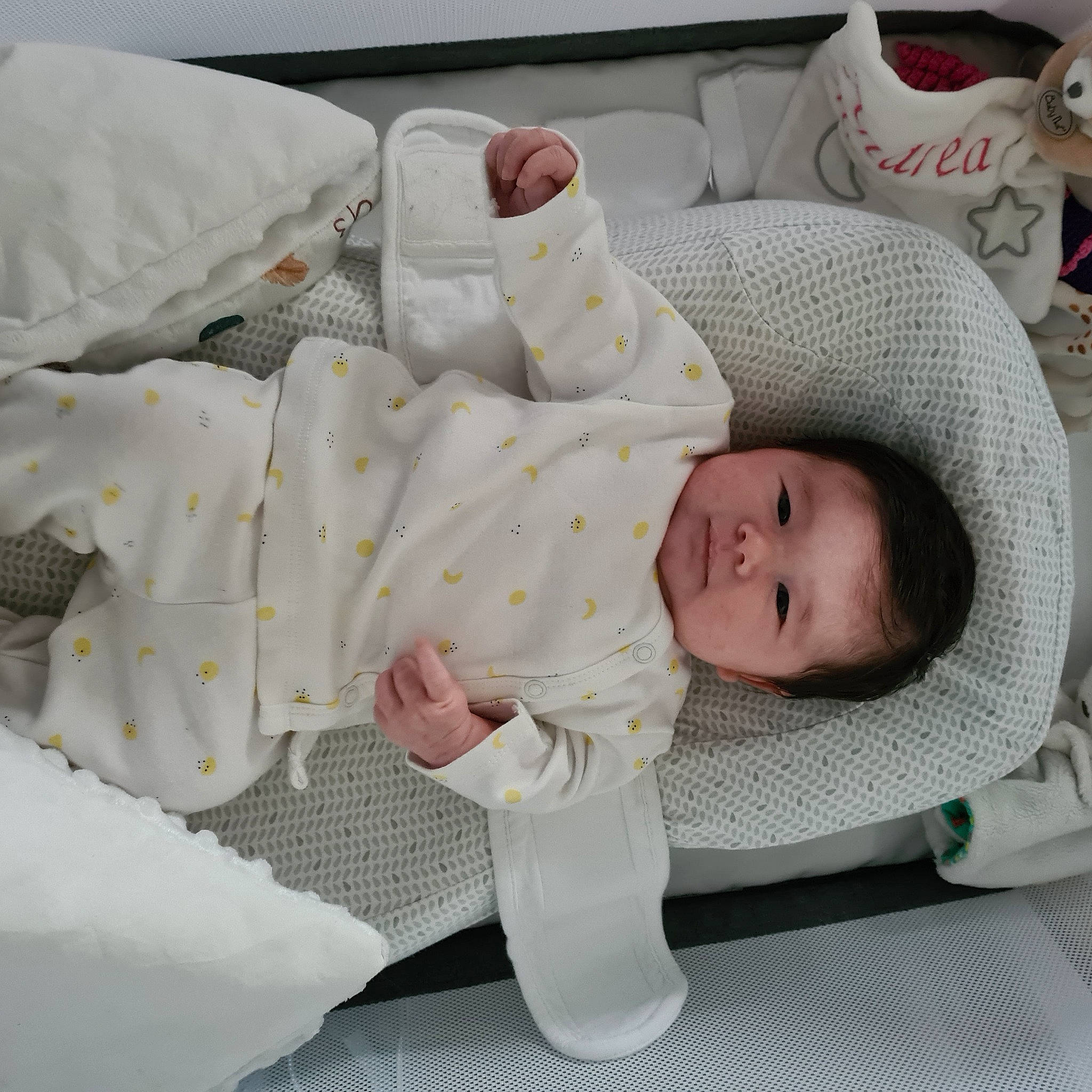 Andréa participe au concours pour gagner de l'argent avec cette photo : baby, baby_products, baby_safety, baby_sleeping, baby_toddler_clothing, bedding, bedtime, child, comfort, health_care, infant_bed, linens, mug, nap, pattern, person, room, sleep, toddler