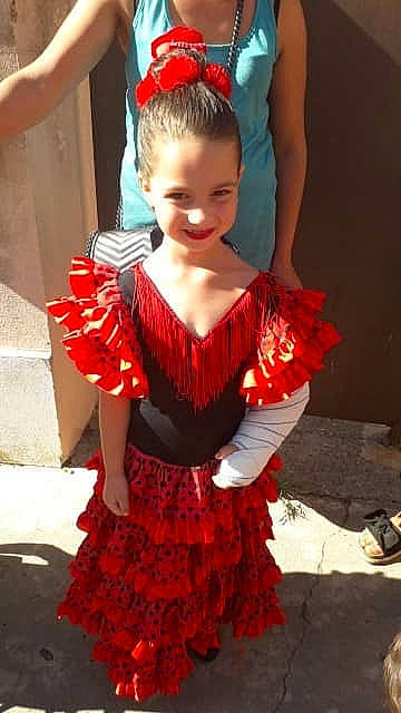 Taina participe au concours pour gagner de l'argent avec cette photo : baby_toddler_clothing, day_dress, dress, embellishment, event, fashion_design, formal_wear, gown, hairstyle, headgear, headpiece, joy, one_piece_garment, person, pink, red, ruffle, sleeve, textile, toddler