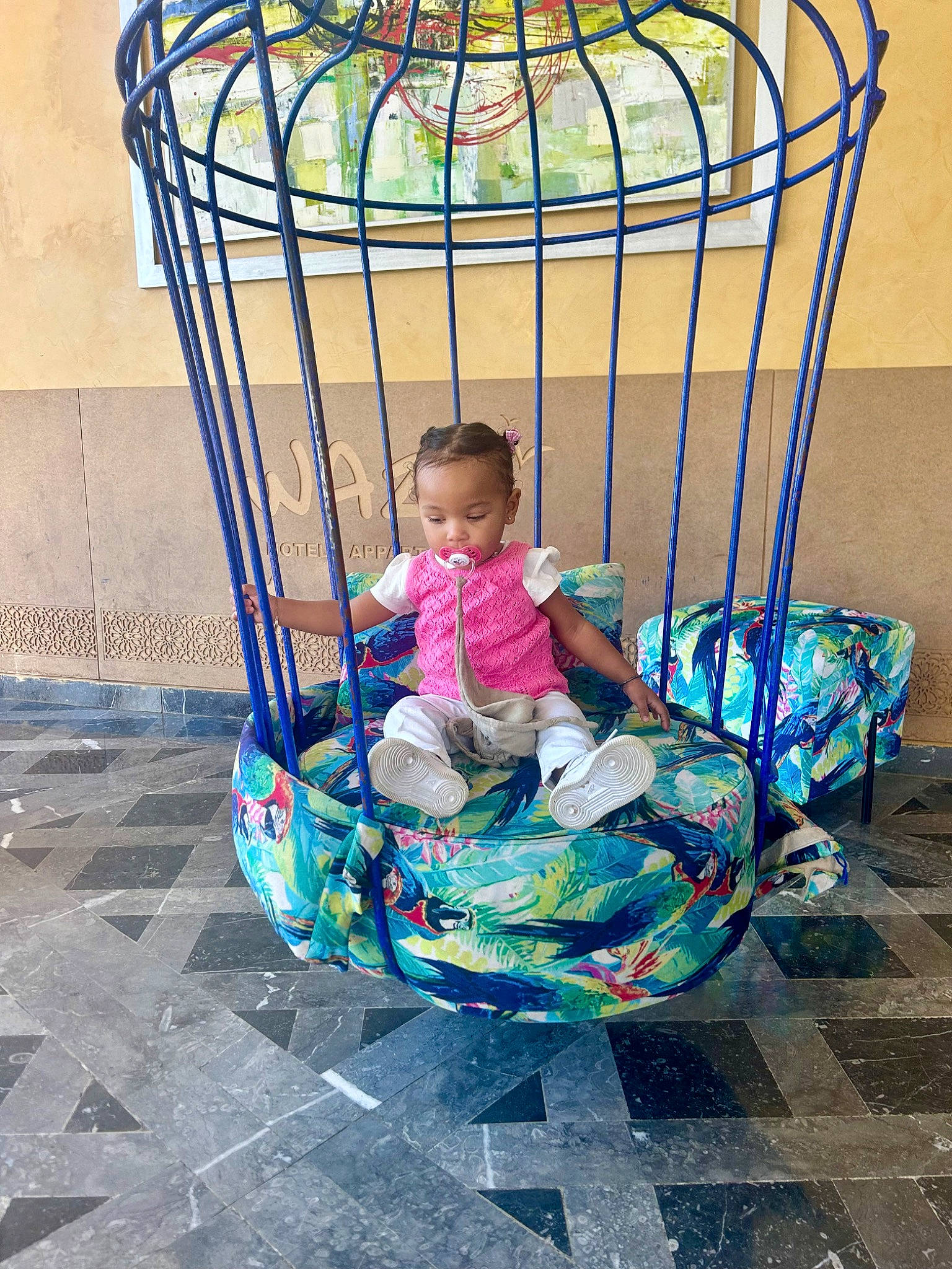 Djenayah a rejoint le concours — aidez-le/la à gagner de superbes lots ! baby, baby_carriage, baby_products, baby_toddler_clothing, blue, cage, child, fun, glass, leisure, light, metal, pattern, person, play, product, sitting, tints_and_shades, tire, toddler